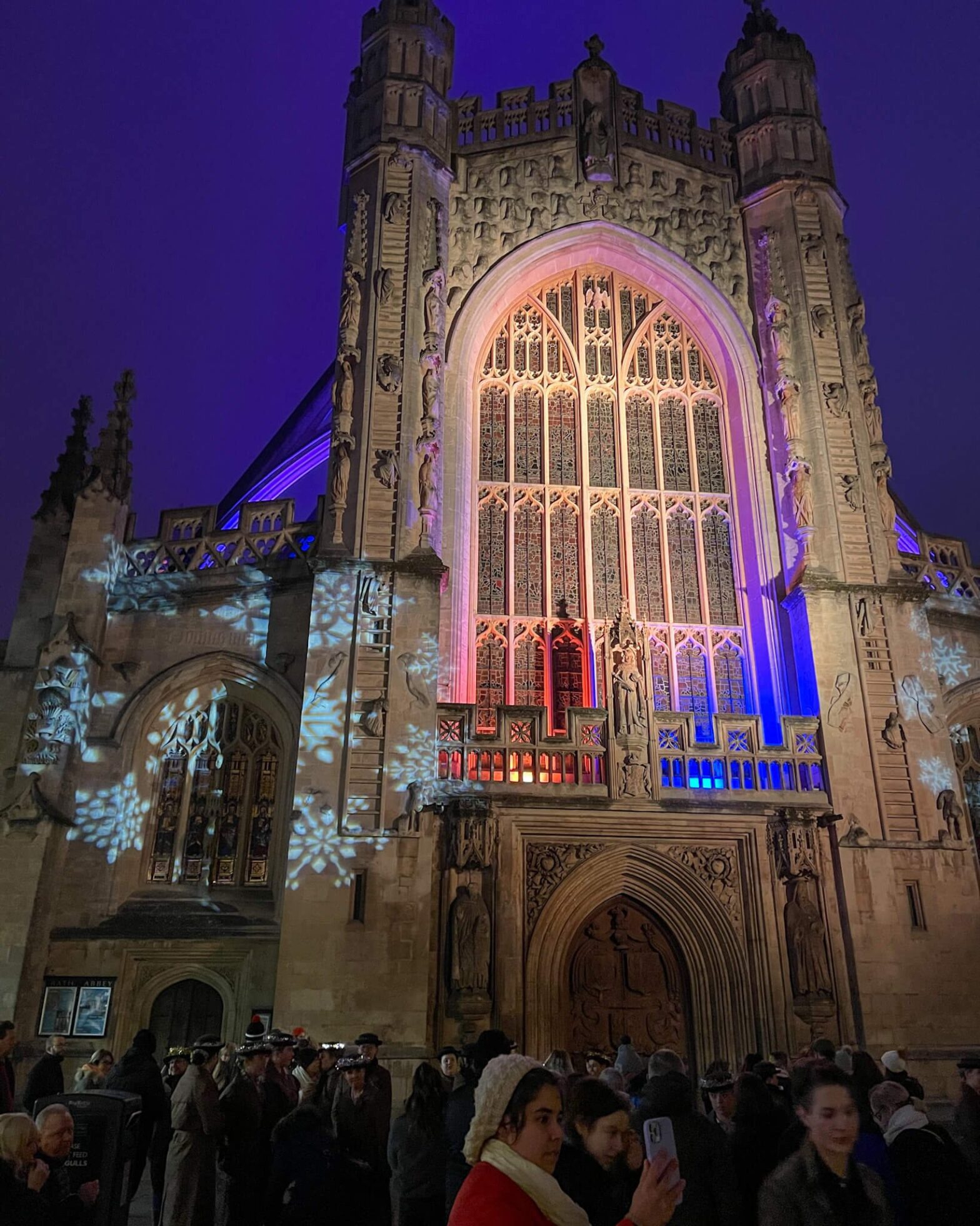 Bath Abby opplyst med snøfnugg og farger til jul og Bath Christmas Market.