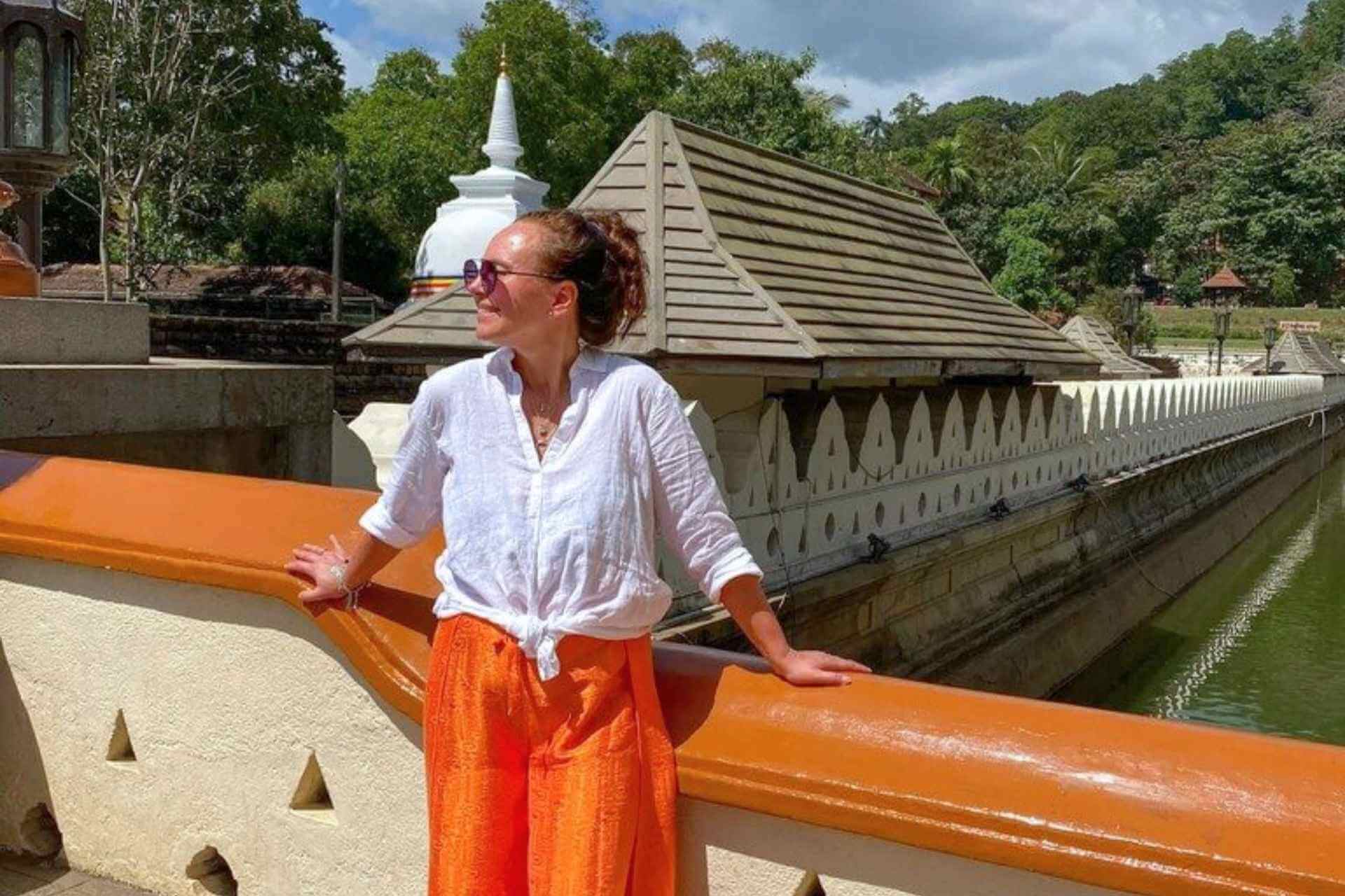 Merete Moen ved Tanntempelet i Kandy, et av Sri Lankas viktigste buddhistiske pilegrimsm&aring;l 