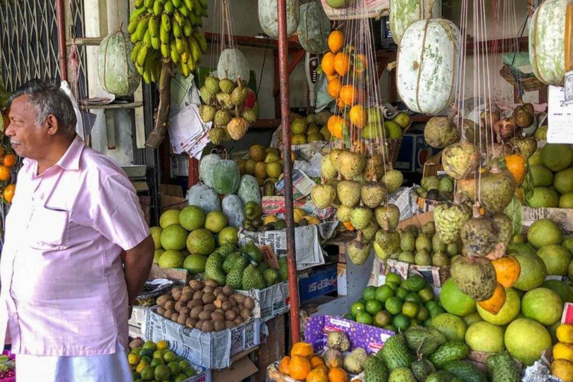 Lokalt fruktmarked p&aring; Sri Lanka med tropisk frukt og gr&oslash;nnsaker