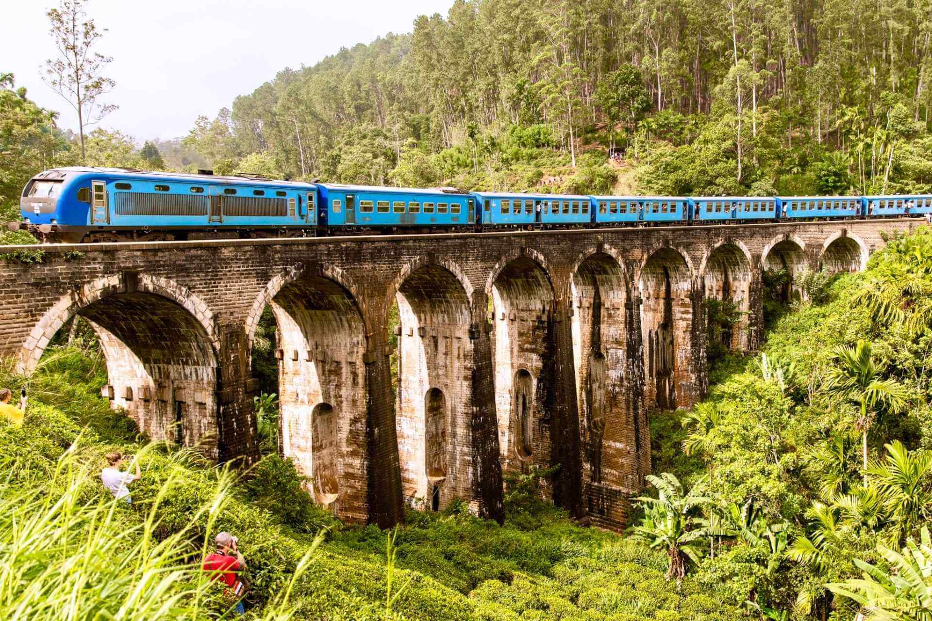 Toget mellom Kandy og Ella krysser den ber&oslash;mte Nine Arches Bridge i Sri Lankas frodige h&oslash;yland