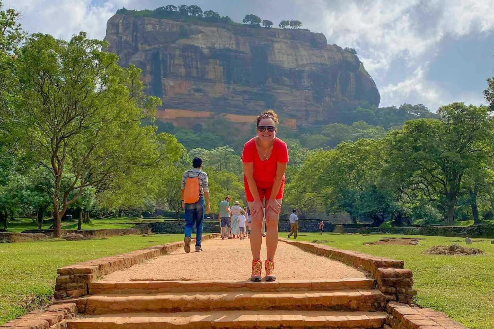 Merete Moen foran Sigiriya, ogs&aring; kjent som L&oslash;veklippen, en av Sri Lankas mest ikoniske severdigheter