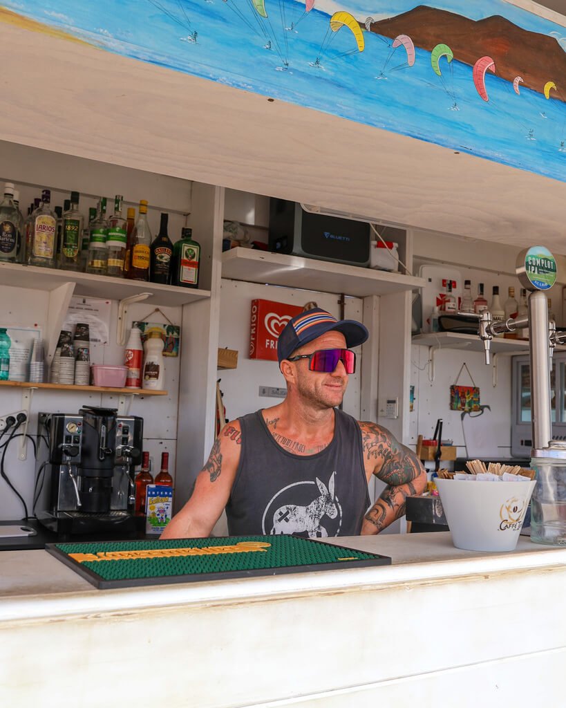 Eieren smiler bredt på beachbar i Corralejo på Fuerteventura. 