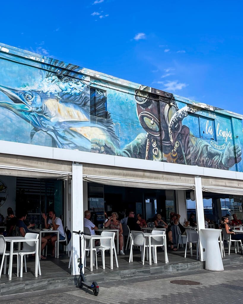 En hyggelig restaurant i havnen i Corralejo. Bildet på veggen viser en dykker som fanger fisk. 