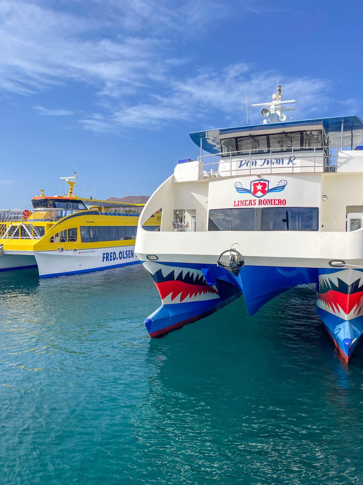 Fred Olsen Lines og Lineas Romero katamaranferger i havnen på Lanzarote. 