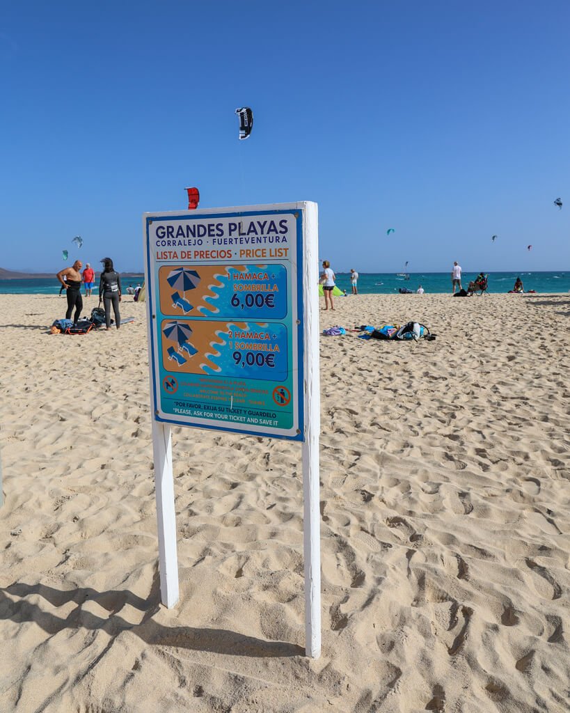 Grandes Playas stranden på Fuerteventura. Priser på parasoll og solseng på den fine hvite stranden. 