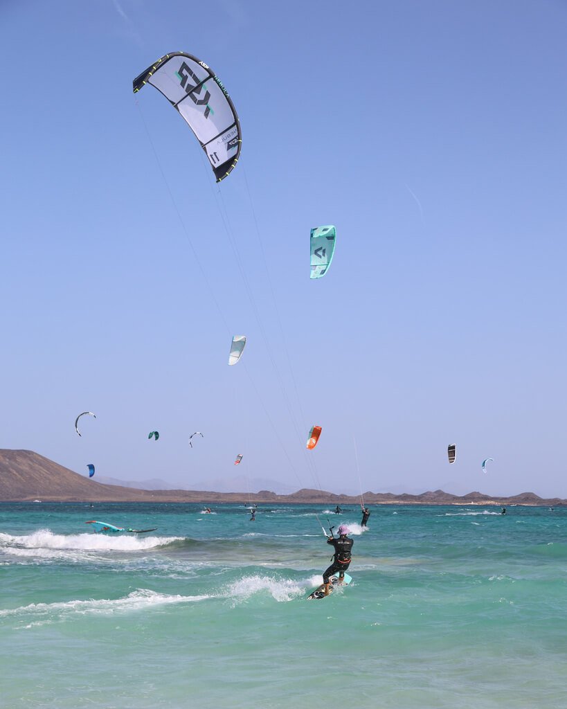 Kiter I mange fine farger morer seg på stranden i Fuerteventura.