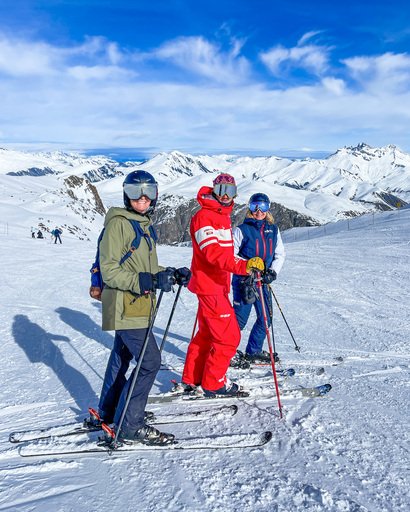 ski turister fargerike skidresser med snødekte fjell i Alpene i bakgrunnen