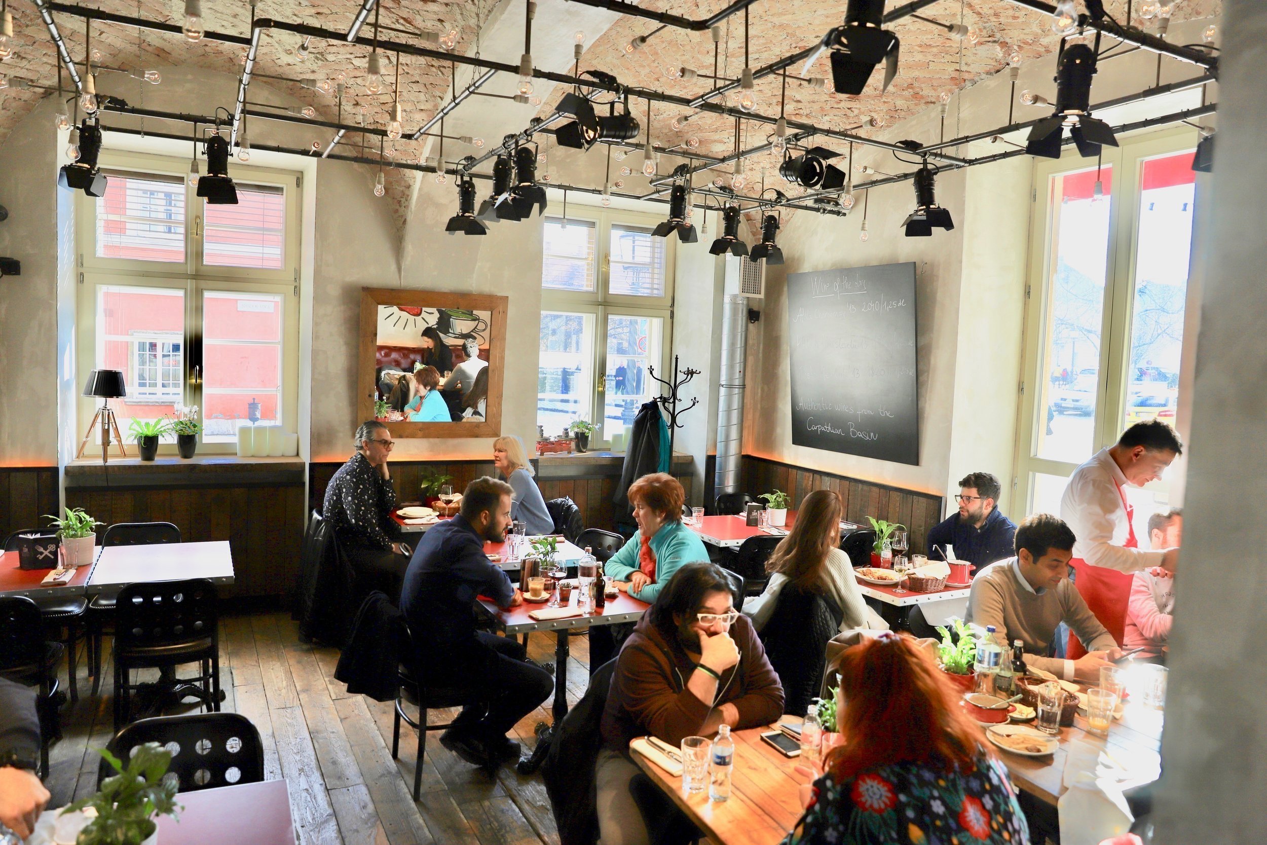 Baltazar Budapest restaurant uformell stemning og alltid populært til lunch og middag. 