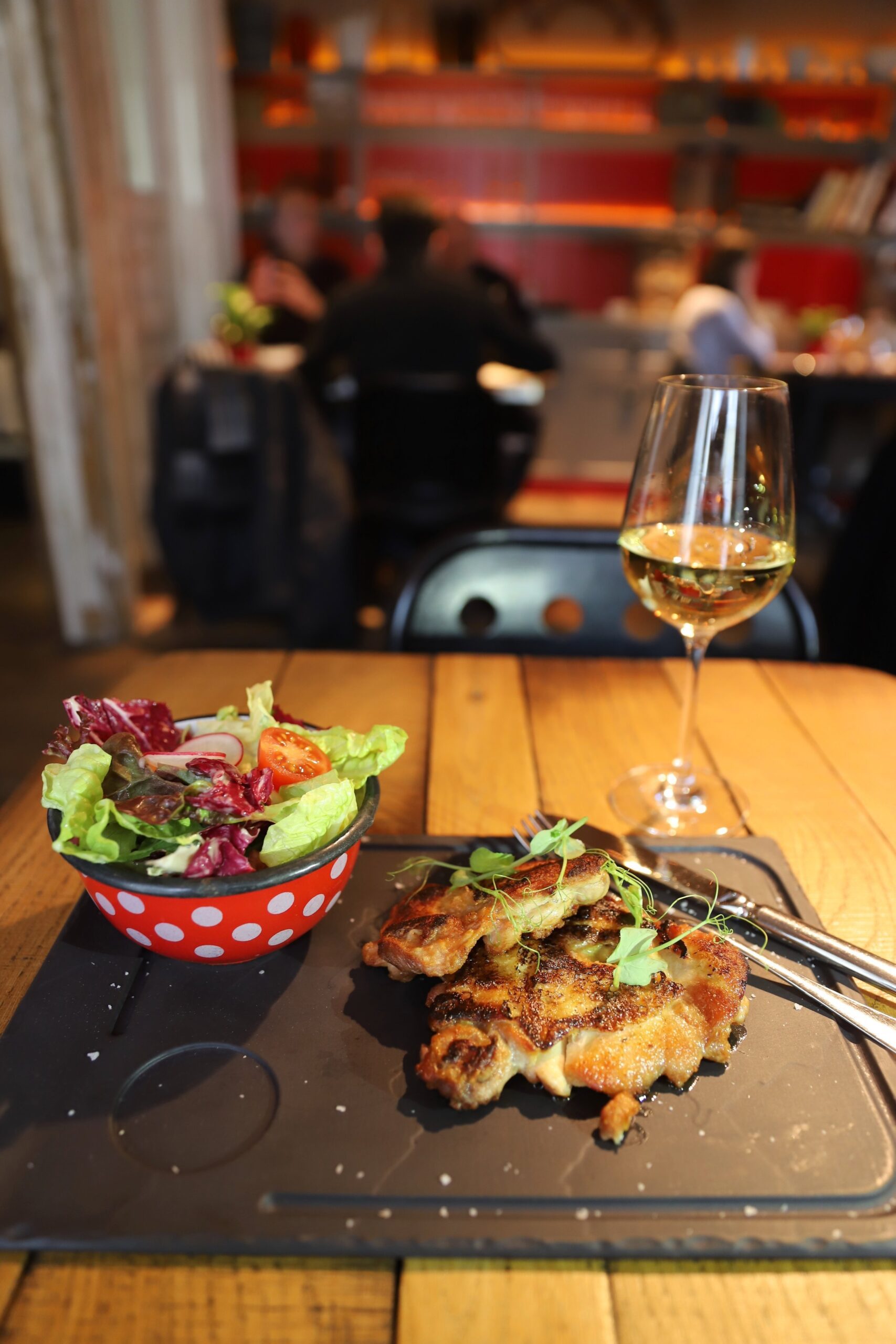 Baltazar hungarian grill budapest. Grillet kylling, en grønn salat og et glass hvitvin. 