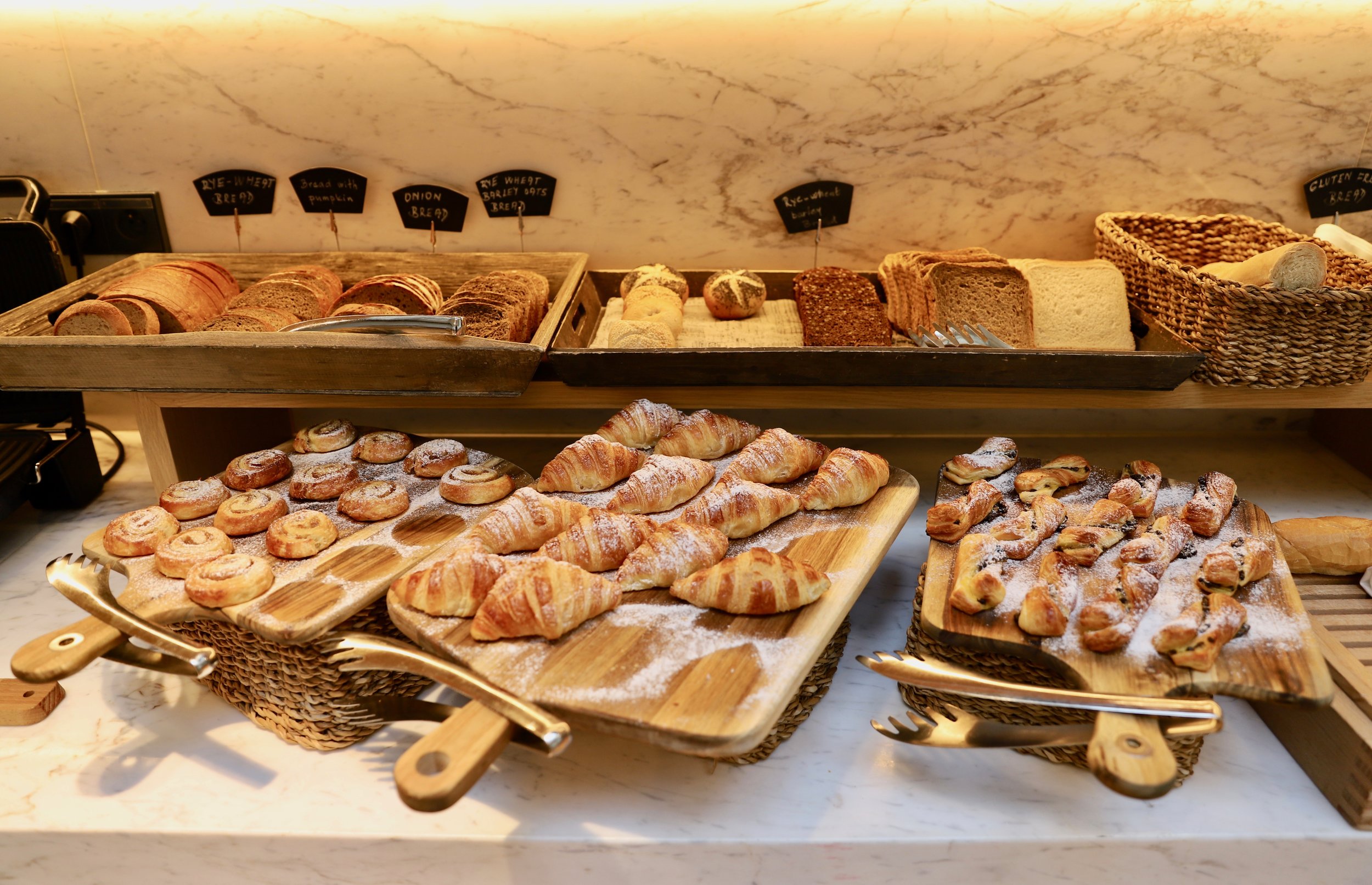 Stort utvalg av brød og kaker til frokost. 