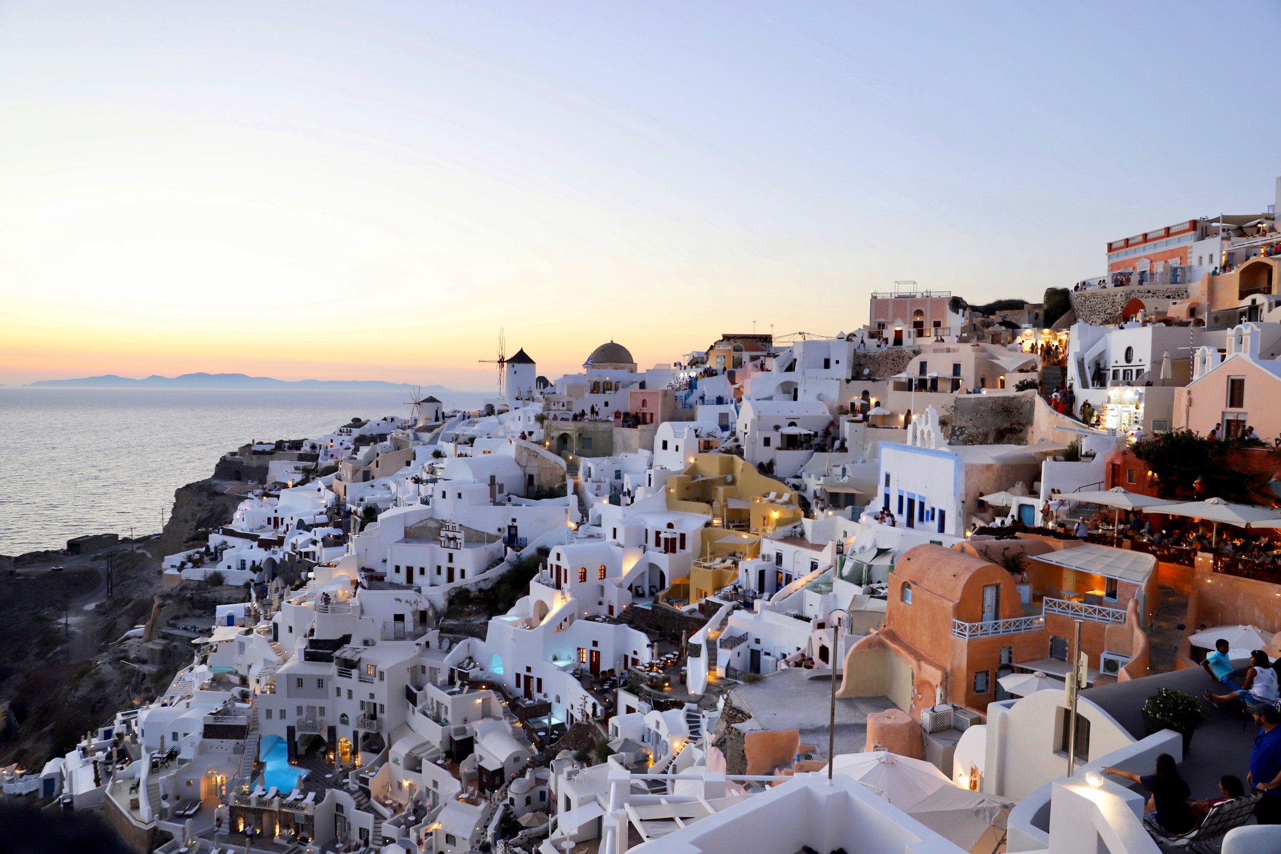 Husene står tett, de fleste hvite i fjellskråningen i Oia Santorini. 