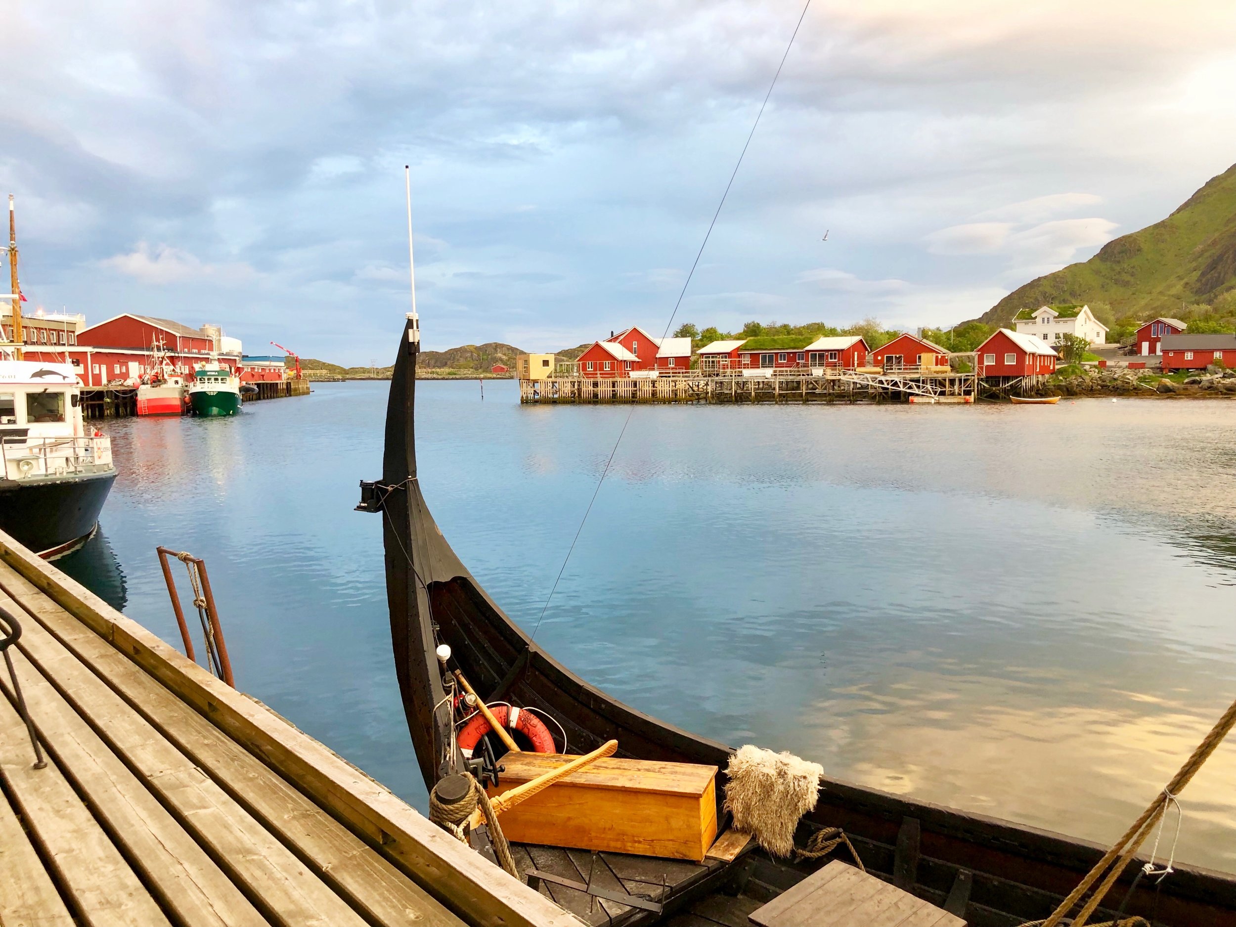 Ballstad Lofoten utsiden fra Solsiden mot Hattvika, fiskebåter og hav. 