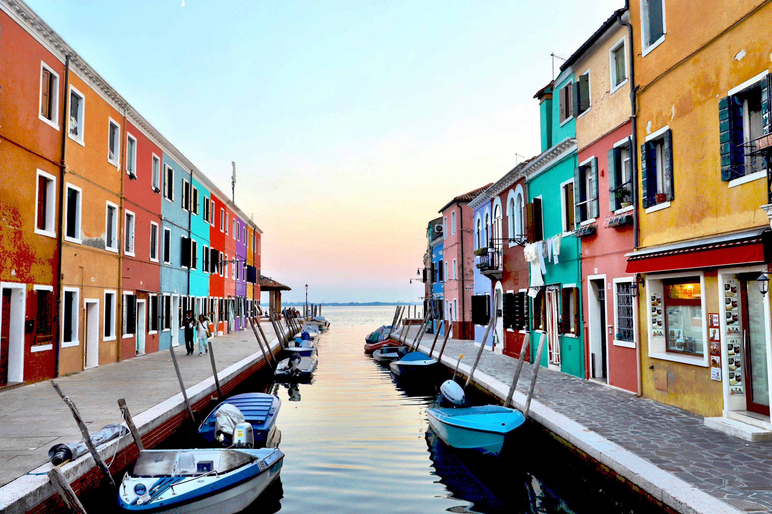 Kanal og fargerike hus i Burano ved solnedgang. 