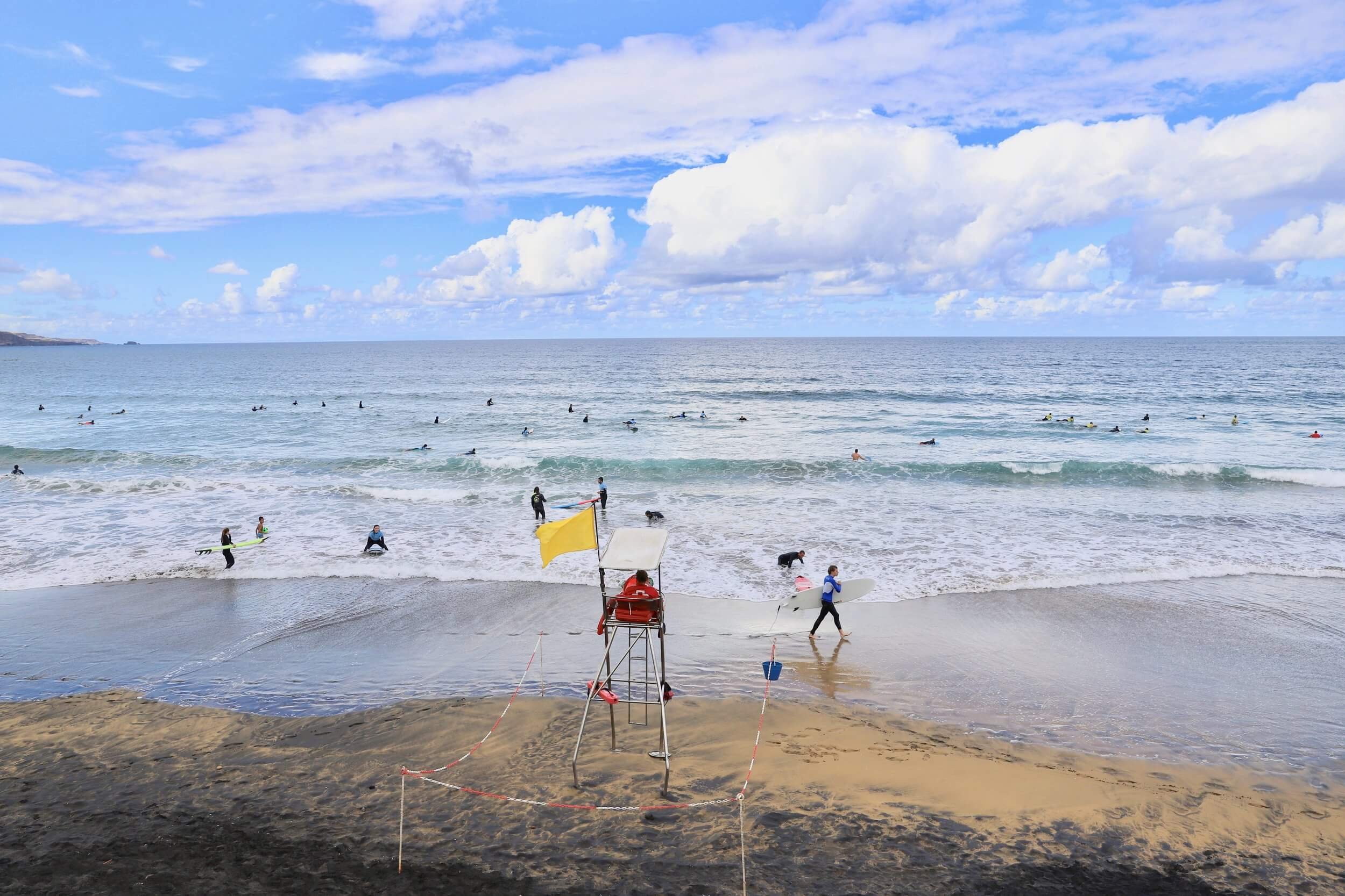 Las Palmas Los Canteras strand med surfere i vann. 