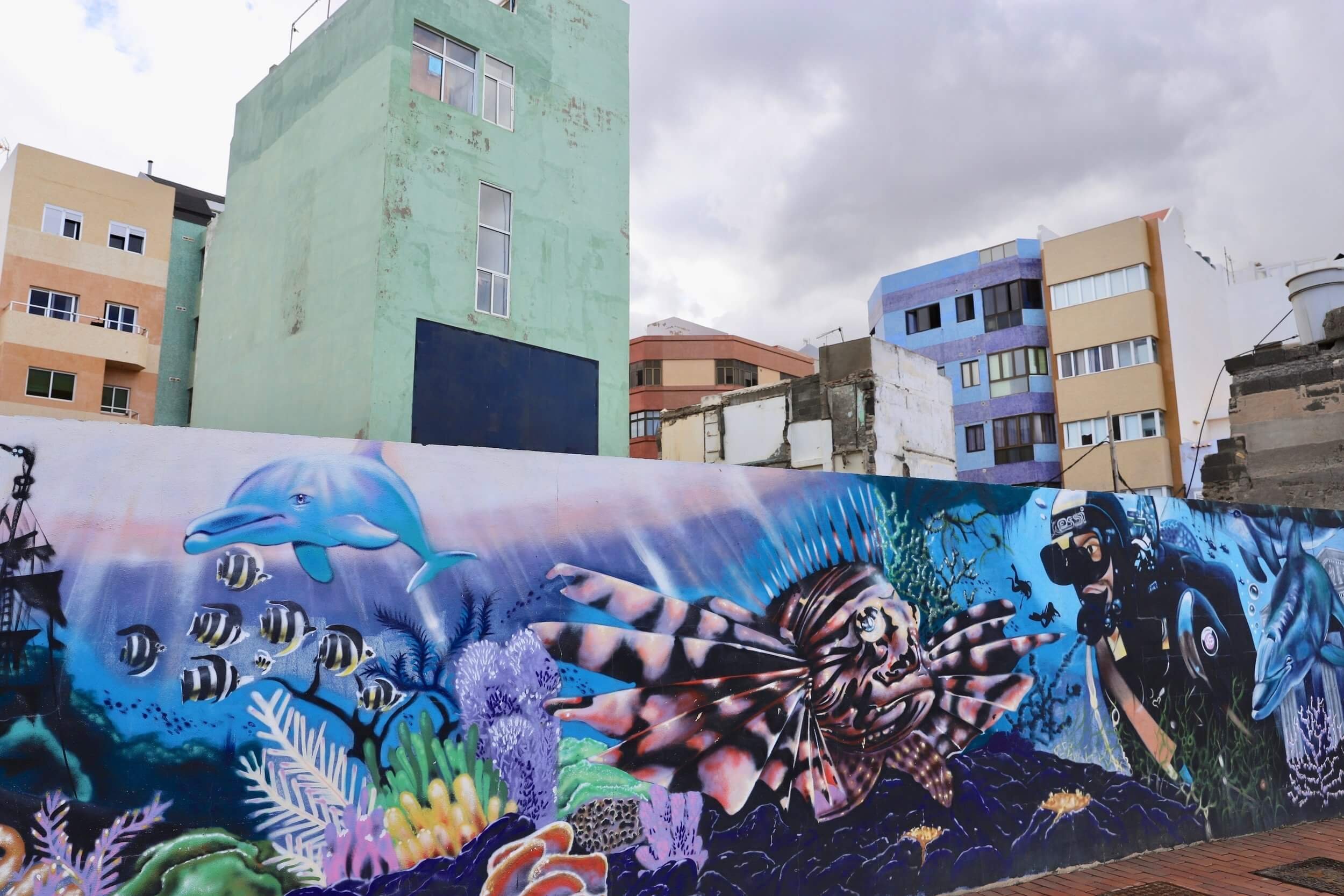 Las Palmas streetart. Her er en murvegg dekorert flott med et malt bilde av herlige og morsomme fisk, en dykker og livet i havet. 