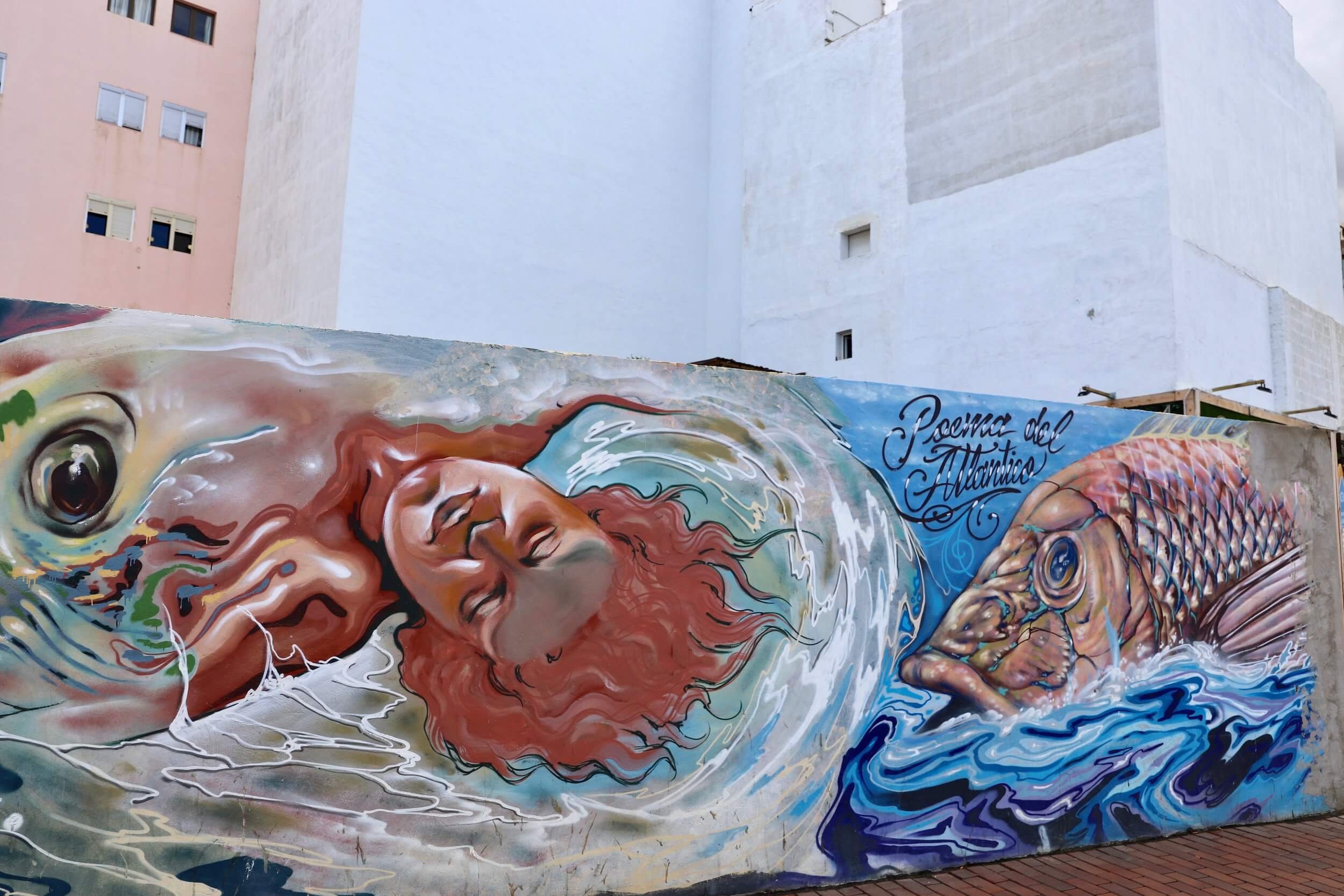 Livet i havet malt kunstnerisk på en betongvegg. 