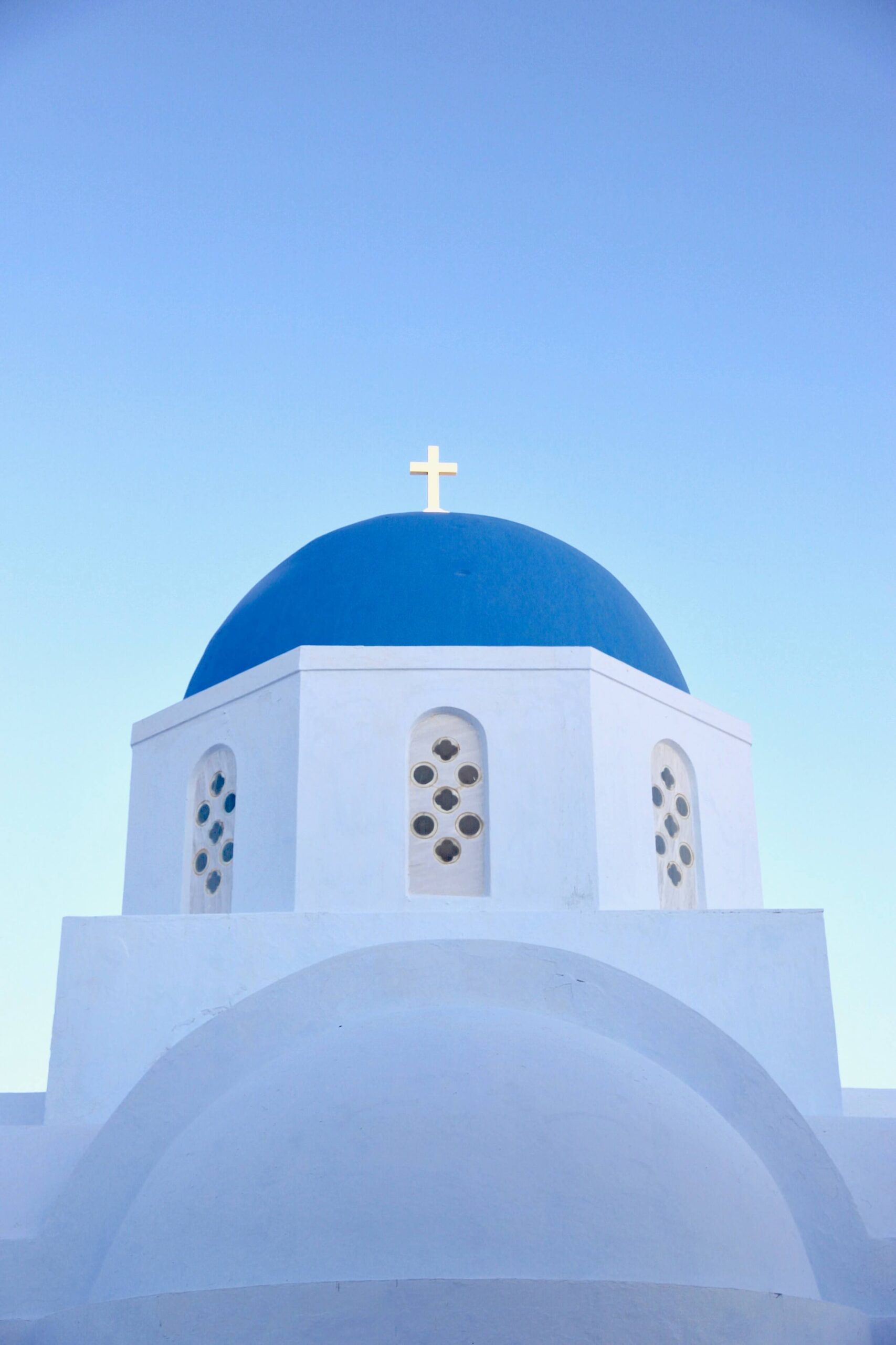 Blå himmel, hvit kirke og blå kuppel Santorini.