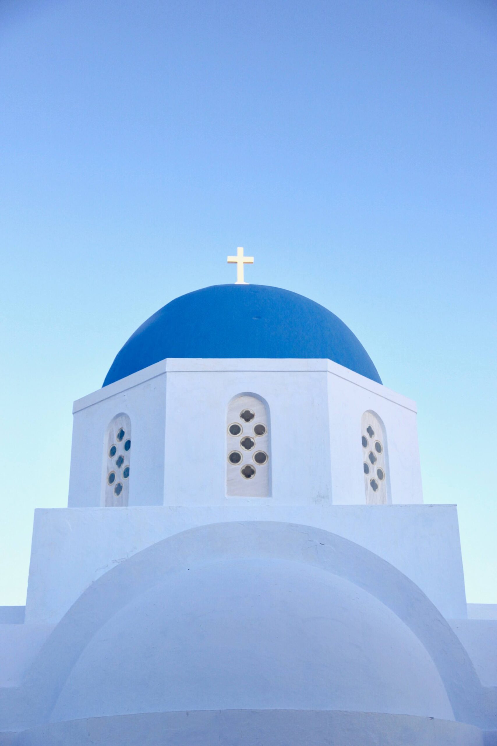 Blå himmel, hvit kirke og blå kuppel Santorini. 