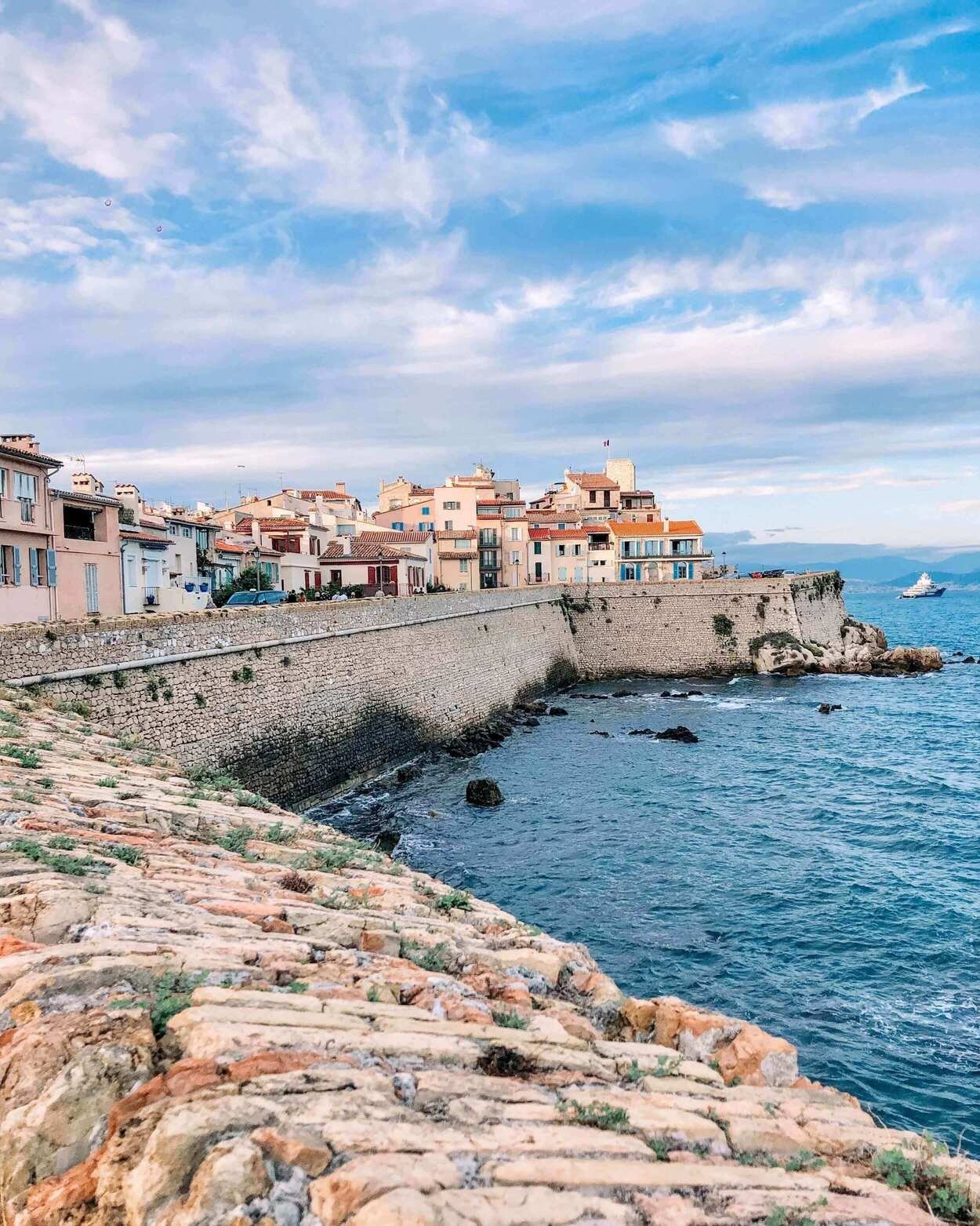 Antibes på Den franske riviera sett fra den gamle bymuren med havet og himmelen som danner en vakker ramme. 