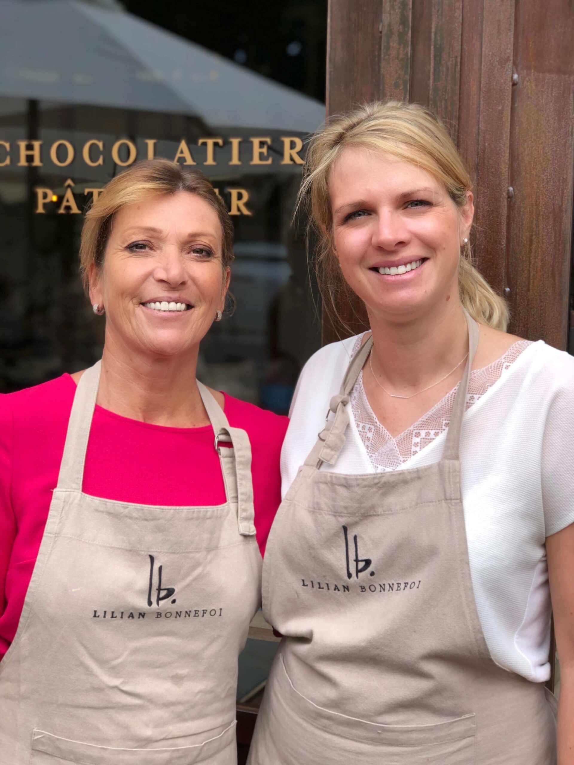 Smilende servitører i Antibes på restaurant Lilian Bonnefoi.