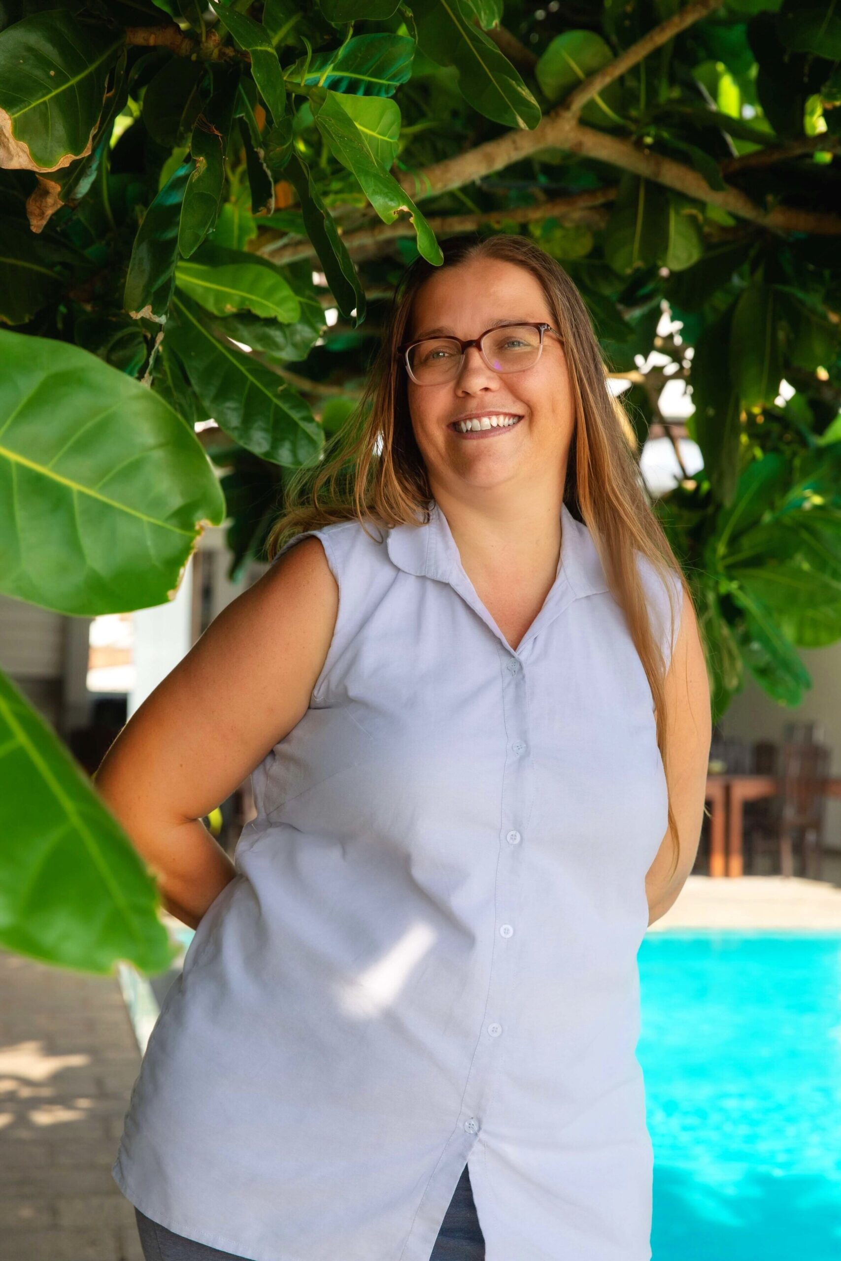 Norske Merete Lund viser stolt frem hotellet At Ease hun og mannen driver på Sri Lanka. Hotellets hage er frodig med blomster og trær og i bakgrunnen skimtes svømmebassenget.