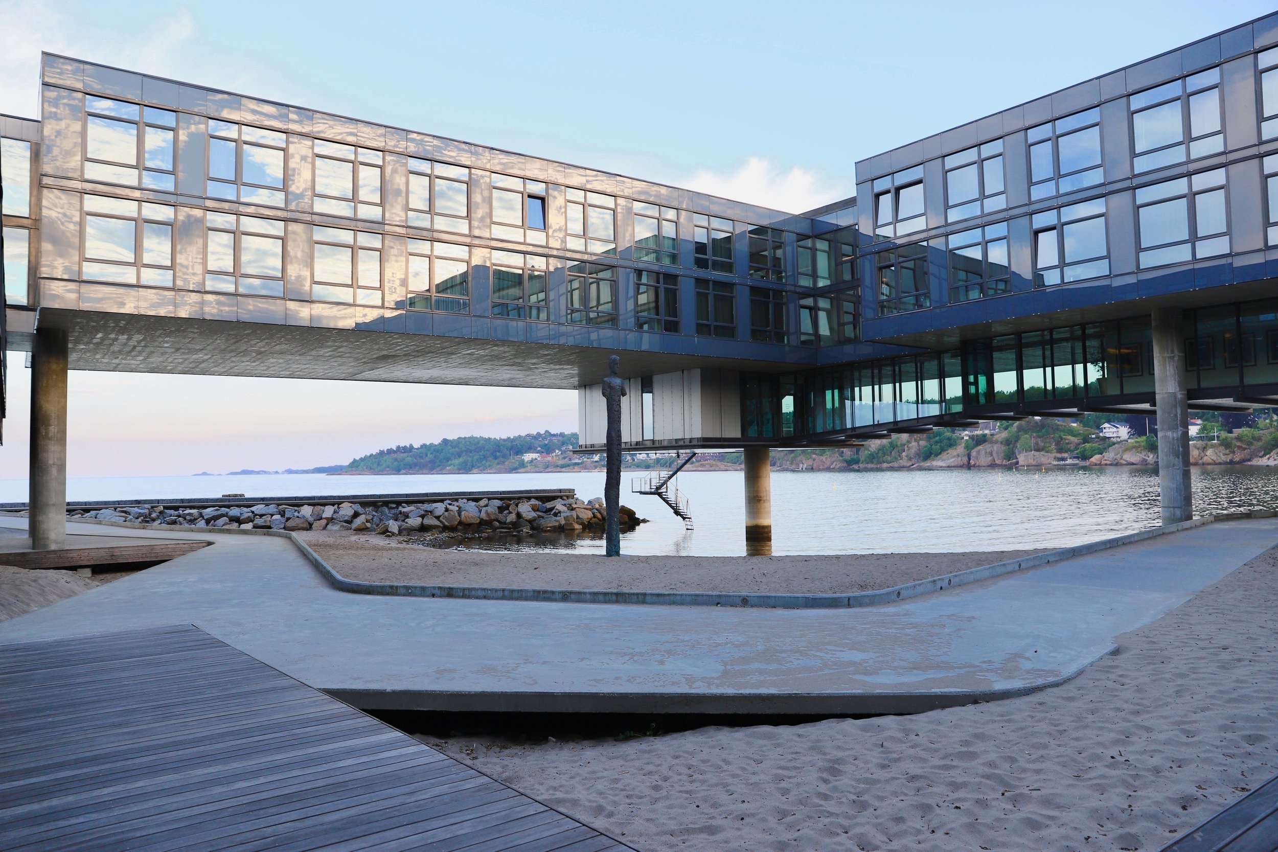 The hotel in Larvik is located partly out to sea, by the sea and the beach. The hotel is modern and beautiful with large windows that let in lots of light.