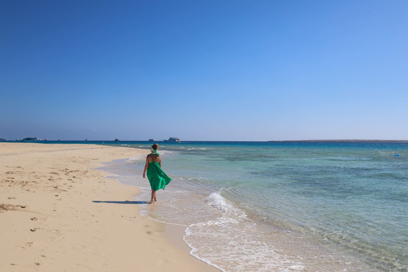 Dame i kjole på strand på hurghada giftun islands strand
