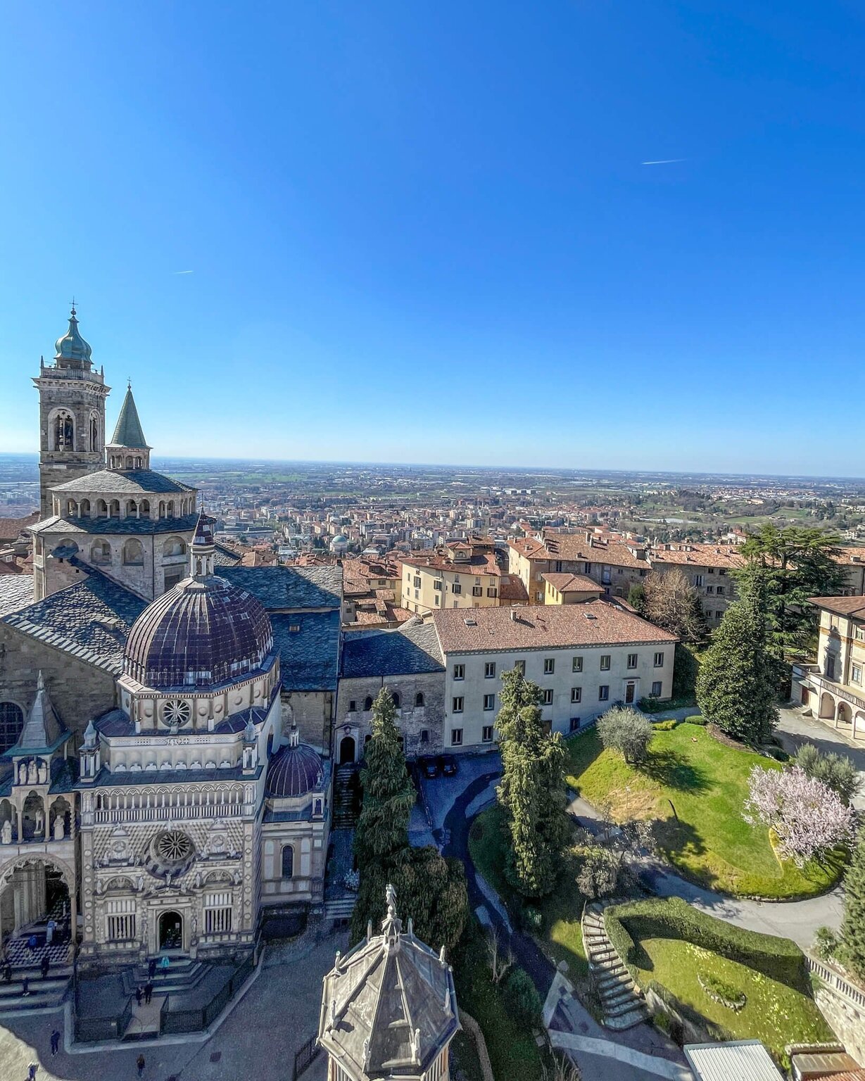 Bergamo sett fra klokketårnet byr på en panoramautsikt over den historiske gamlebyen og de grønne åsene. 