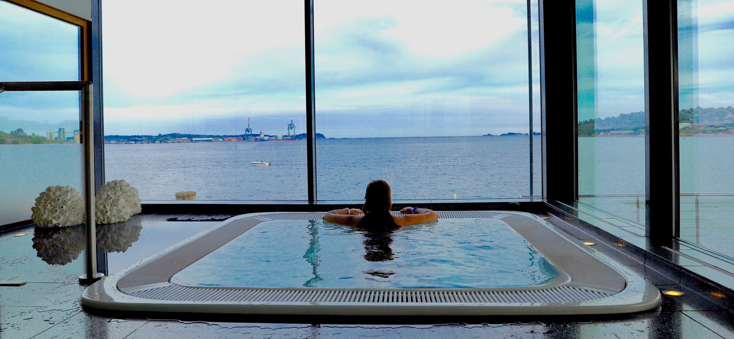 Here I am sitting in the jacuzzi at Farris Bad and looking out over the sea in Larvik.