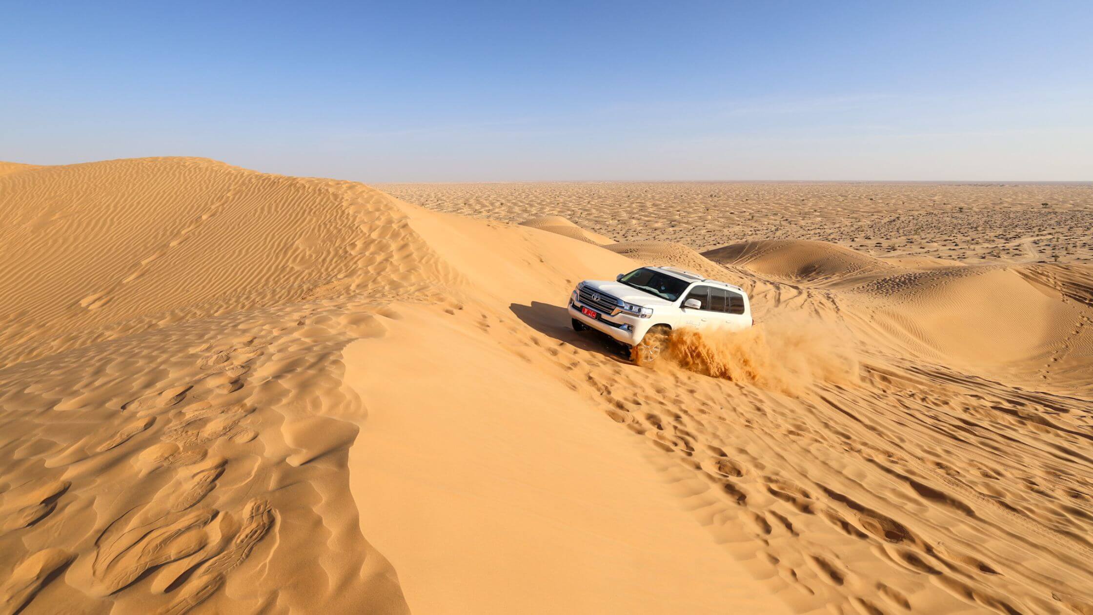 Dune Bashing med firhjulstrekker i sanddynene i Oman
