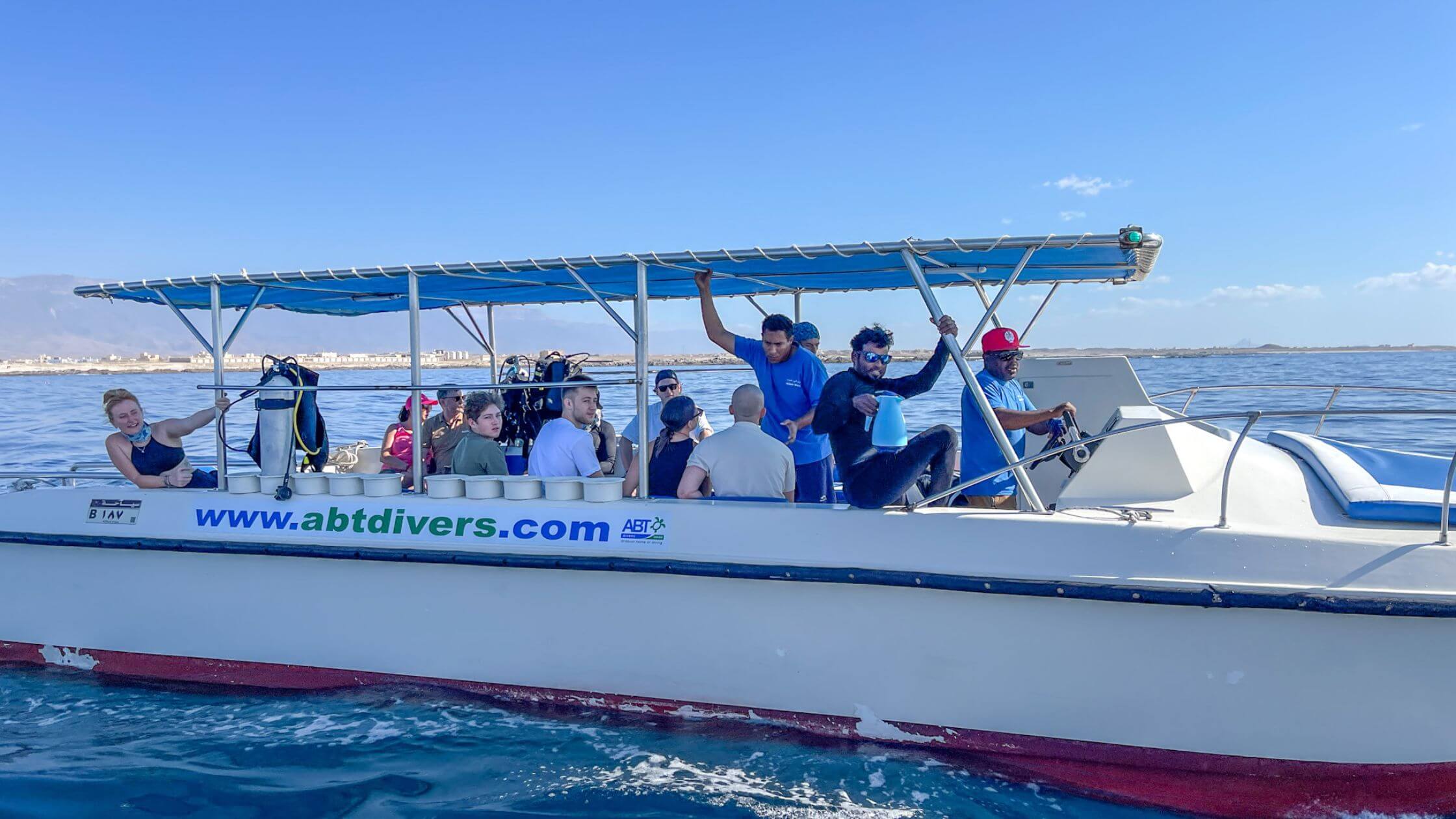 En båt med turister som kjører ut til stedet hvor de skal snorkle og dykke.