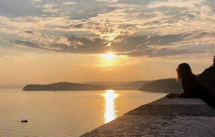 soloppgang over havet i piran slovenia
