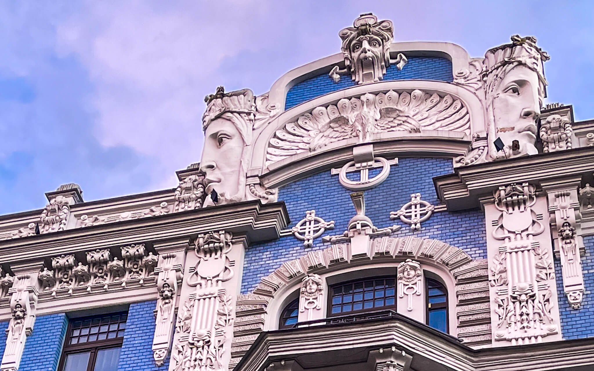 Dette vakre bygget i blått med utsmykninger i hvitt i Art Nouveau-stil finner du i nummer 10b Elizabetes Street i Riga. 