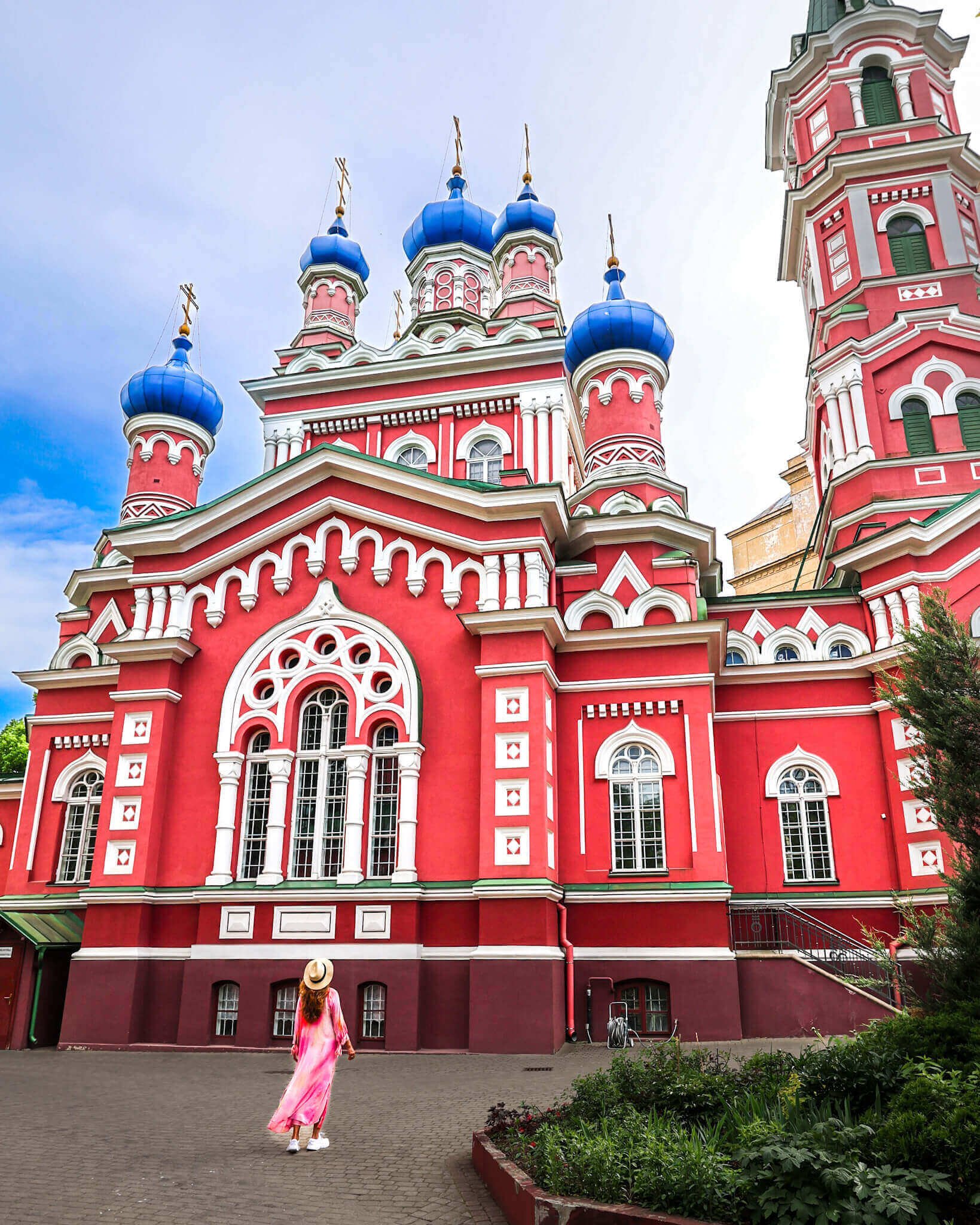 Holy Trinity Orthodox Church, Pink Church, er en øst-ortodoks kirke i bydelen Pãrdaugava, på andre siden av Gamlebyen. 