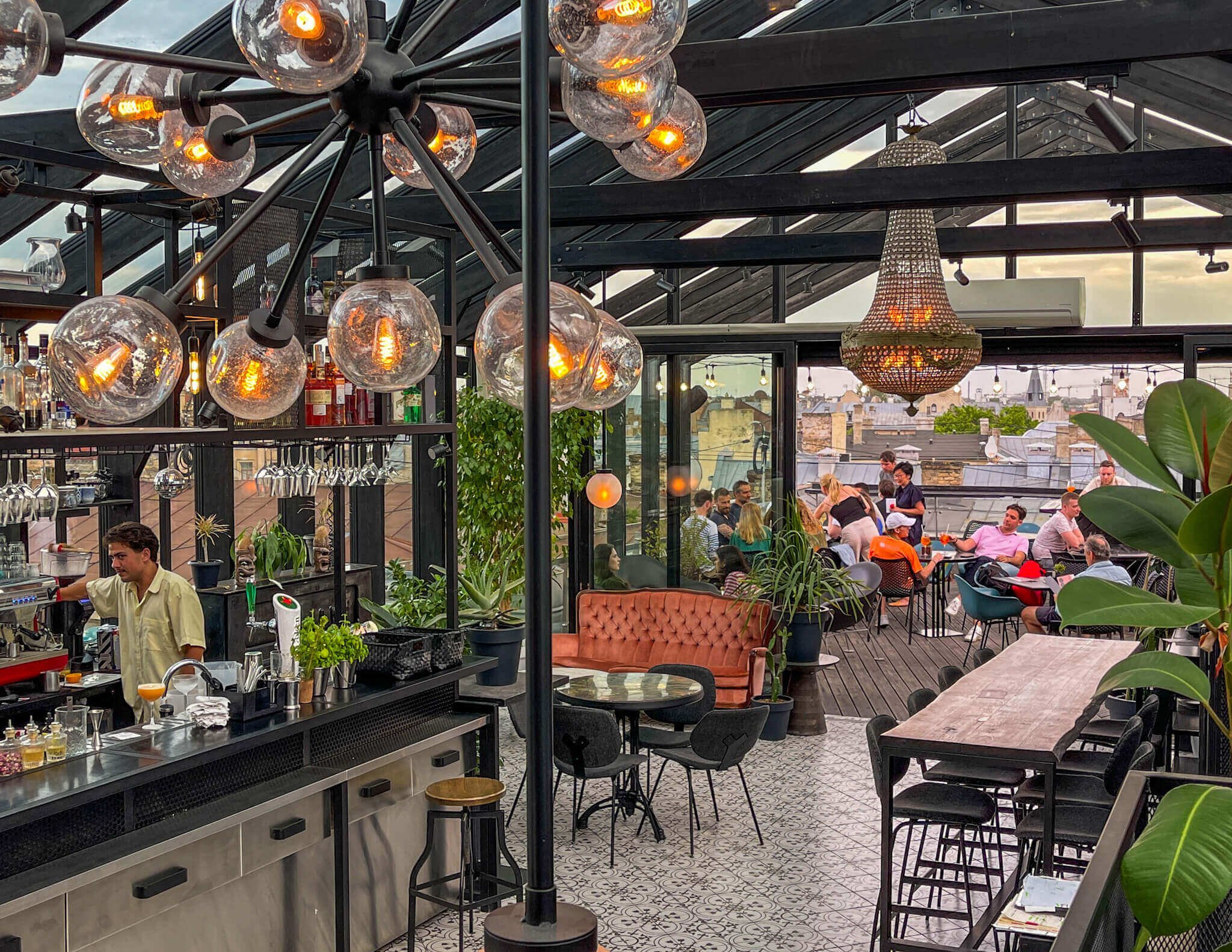 Fra rooftop restauranten Herbary har du vakker utsikt. Restauranten har hyggelig innredning og mange grønne planter. 