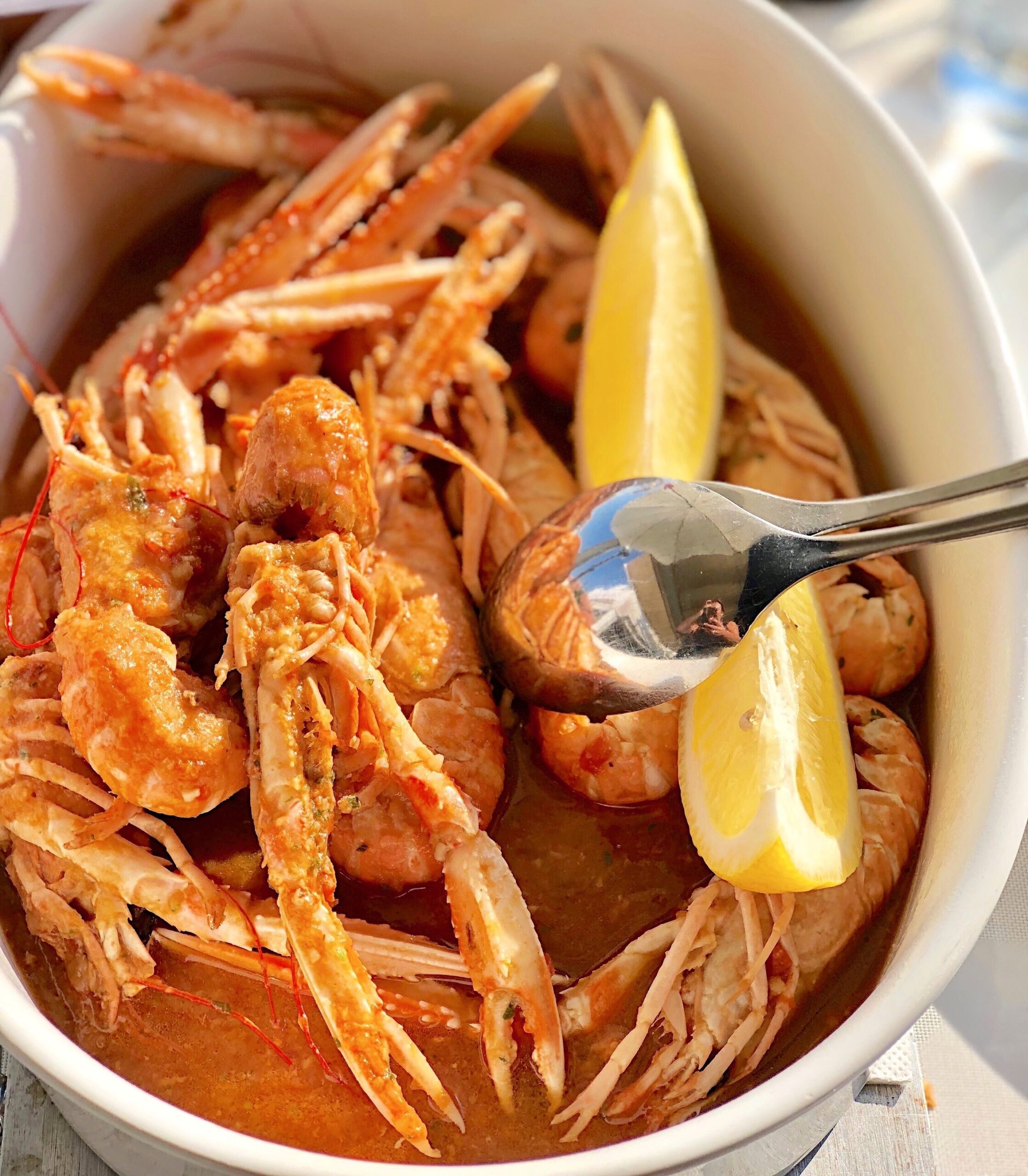 Kortreiste kreps servert i tomatsaus med sitron på restaurant langs havet i Piran.