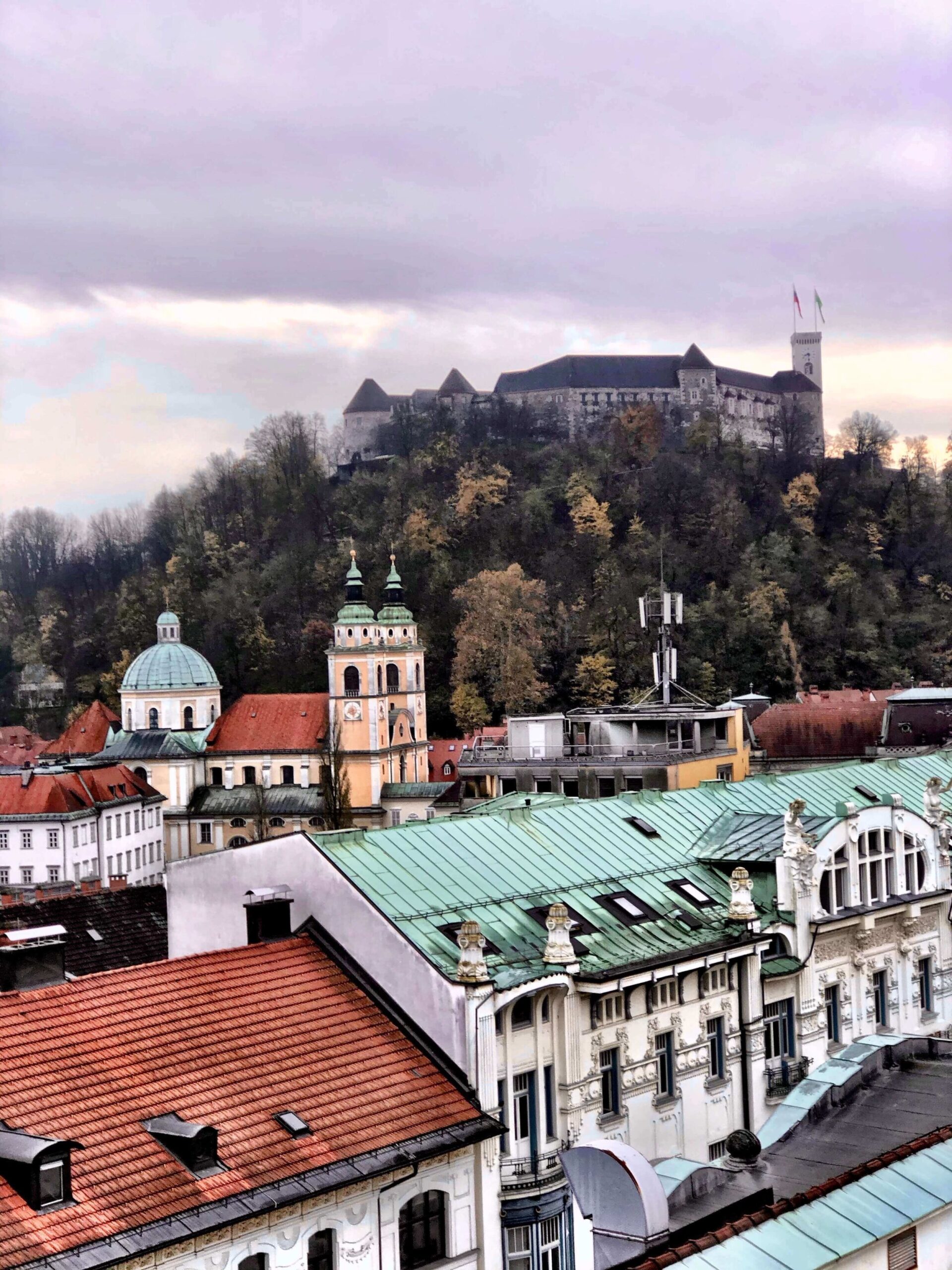 Ljubjanas hustak og slott sett fra hotellet jeg bodde på. Foto: Merete Moen