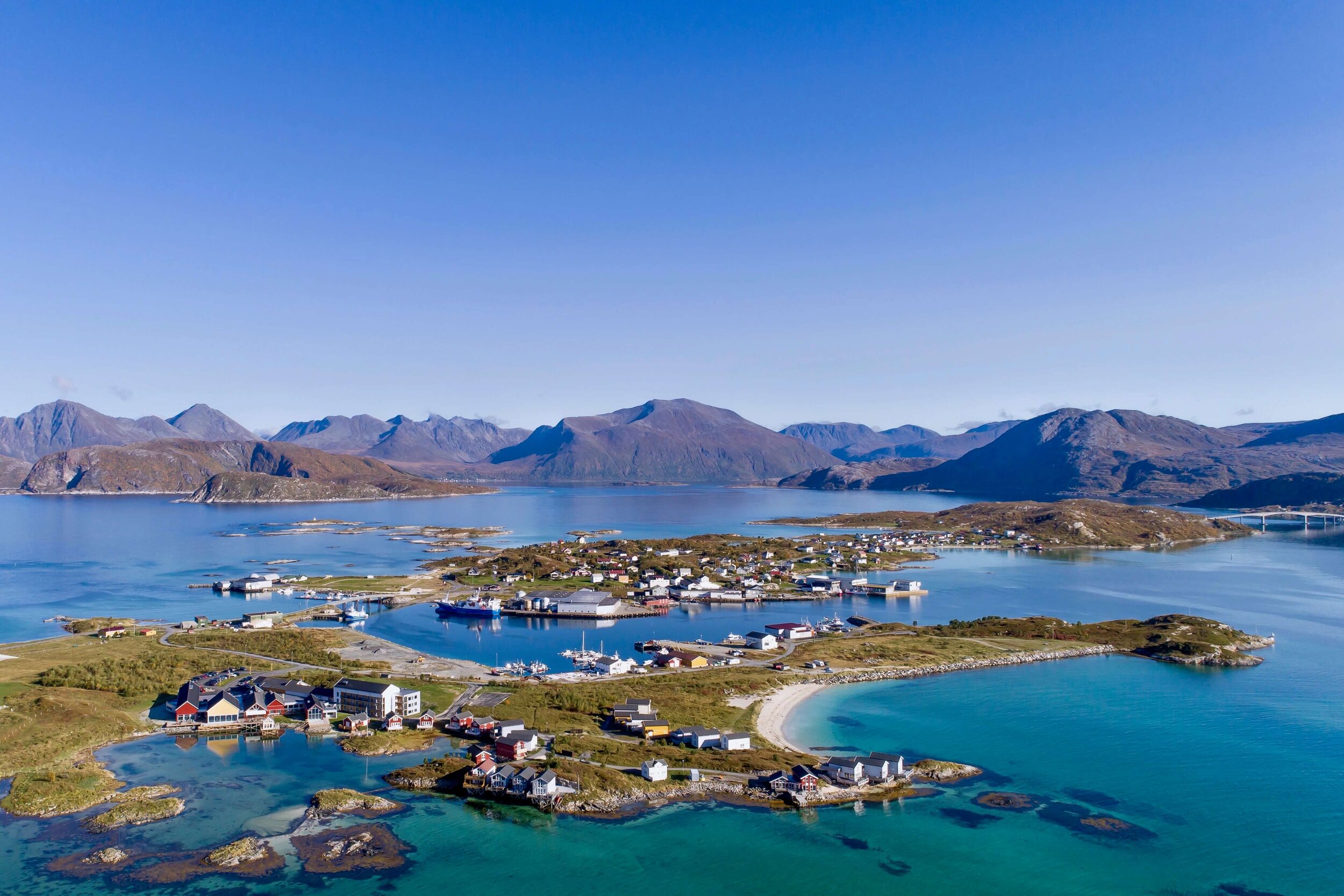 Oversiktsbilde av Sommarøy. Sommarøy Arctic Hotel, strender og hav. 