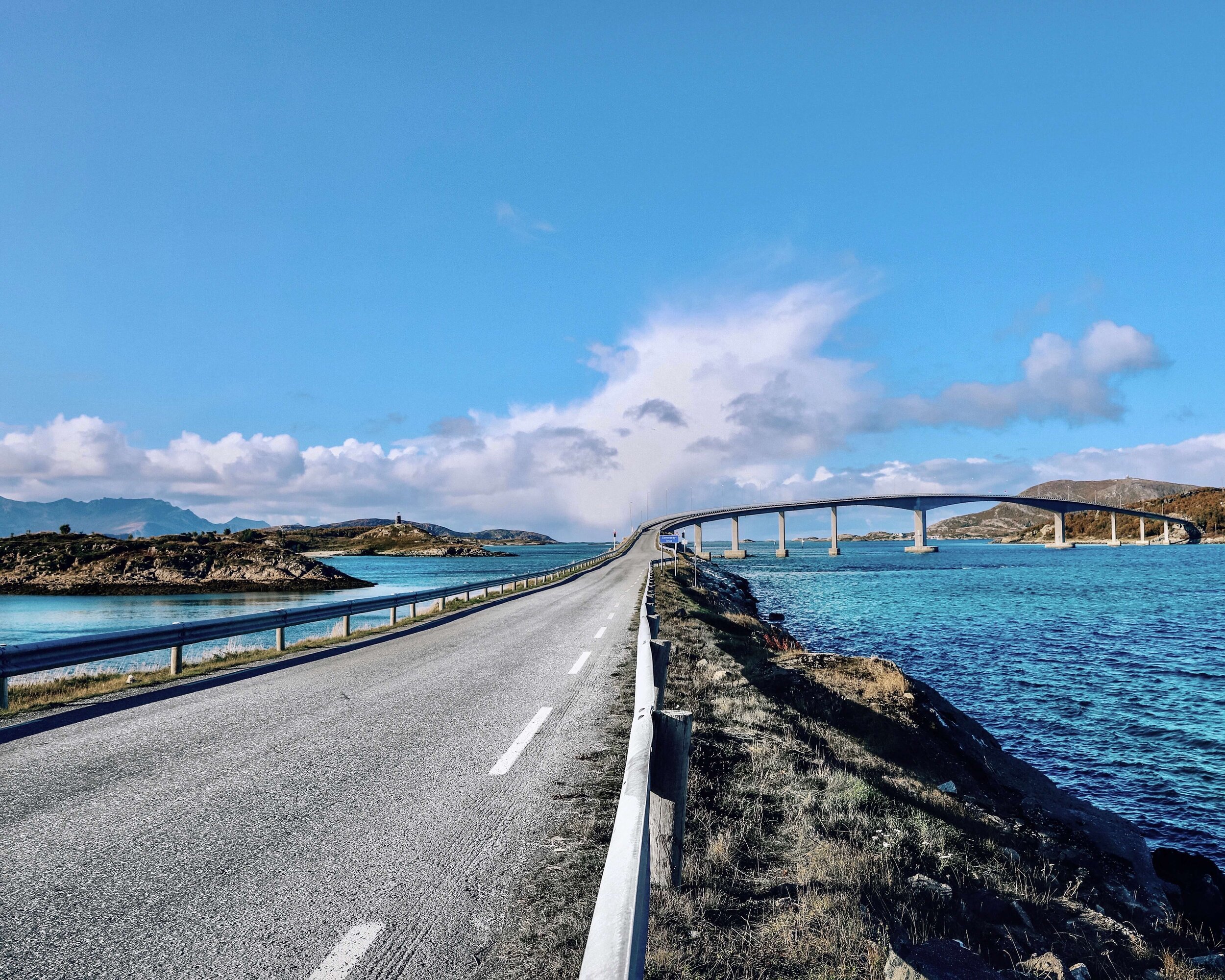 Broen mellom Kvaløya og Sommarøy i vakkert høstvær med blå himmel og blått hav. 