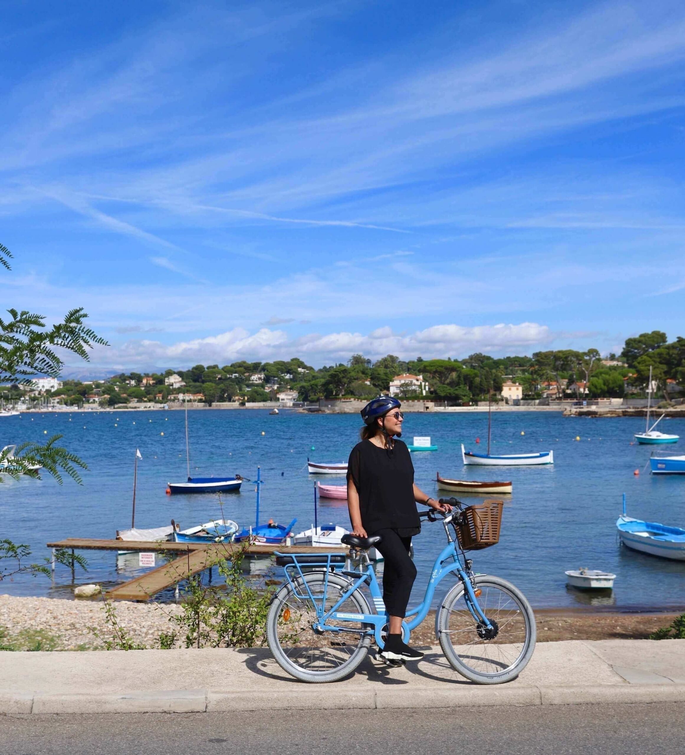 Med sykkelhjelm og et stort smil sykler jeg rundt i Antibes på Den franske riviera. 