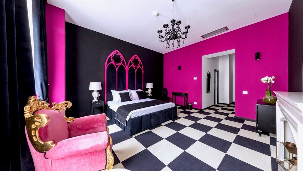 Room in pink, black and white with some details in gold. 