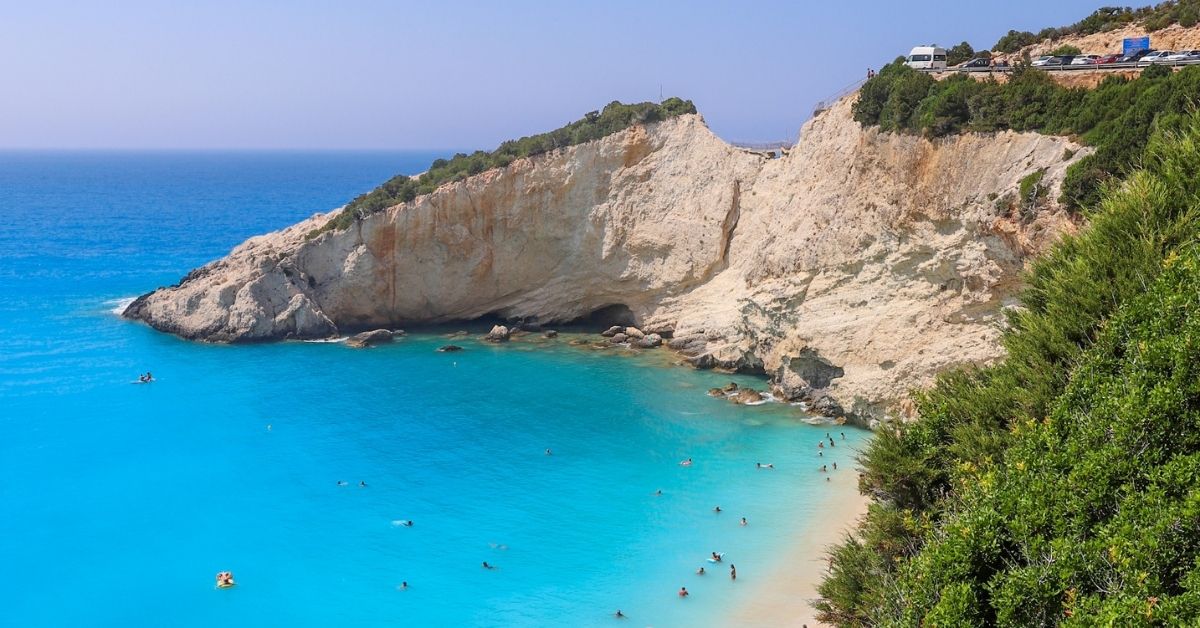 Azurblått, turkist hav. bratte klipper ned i havet og strand med hvit sand