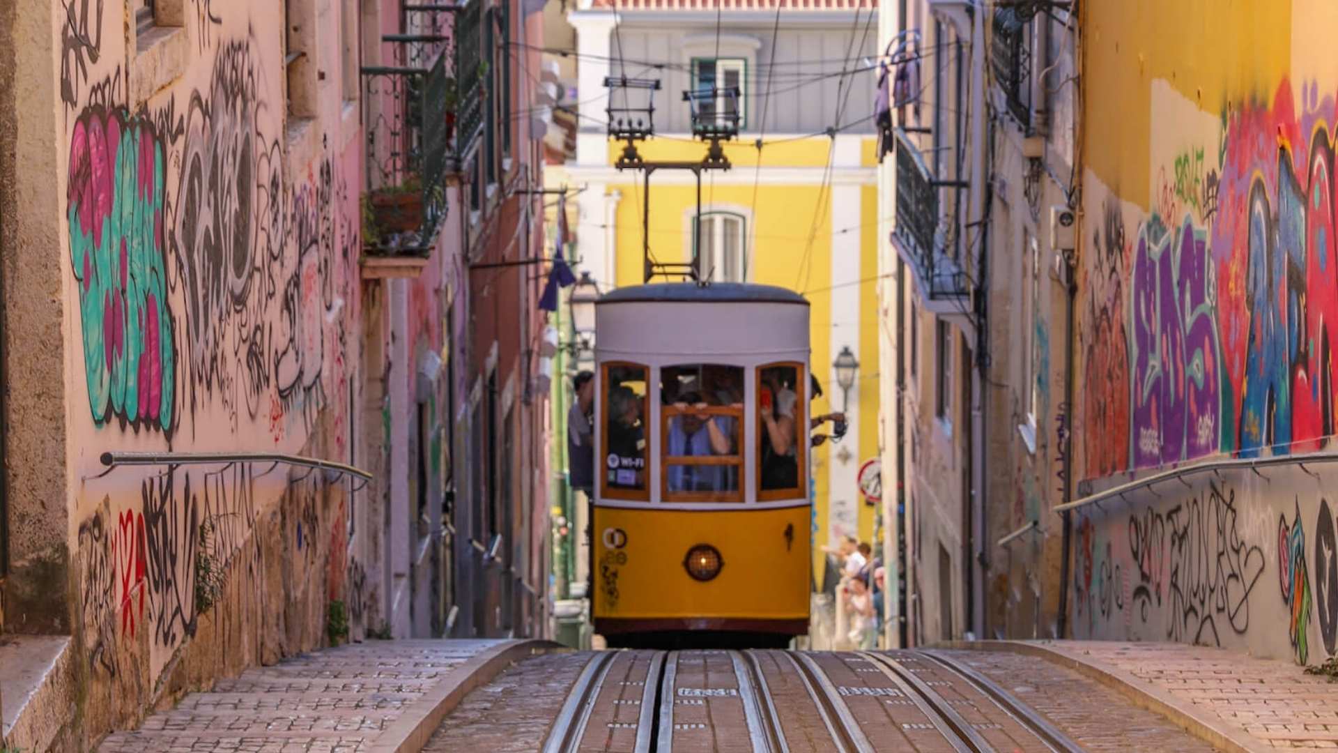 Gul trikk i LIsboas smale gater