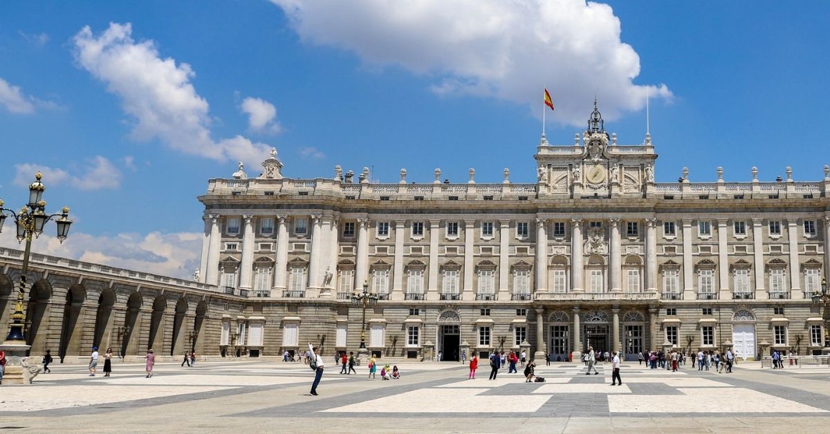 Kongelige Slott Madrid fra slottsplassen foran slottet. Blå himmel og fint vær.