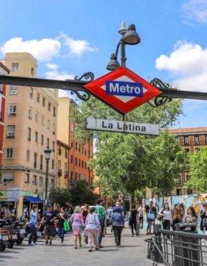 Madrid streetlife i La Latino nedgang til undergrunn.