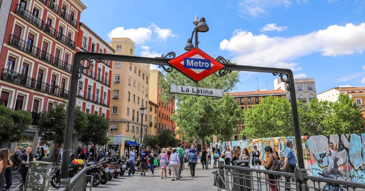 Madrid streetlife i La Latino nedgang til undergrunn.