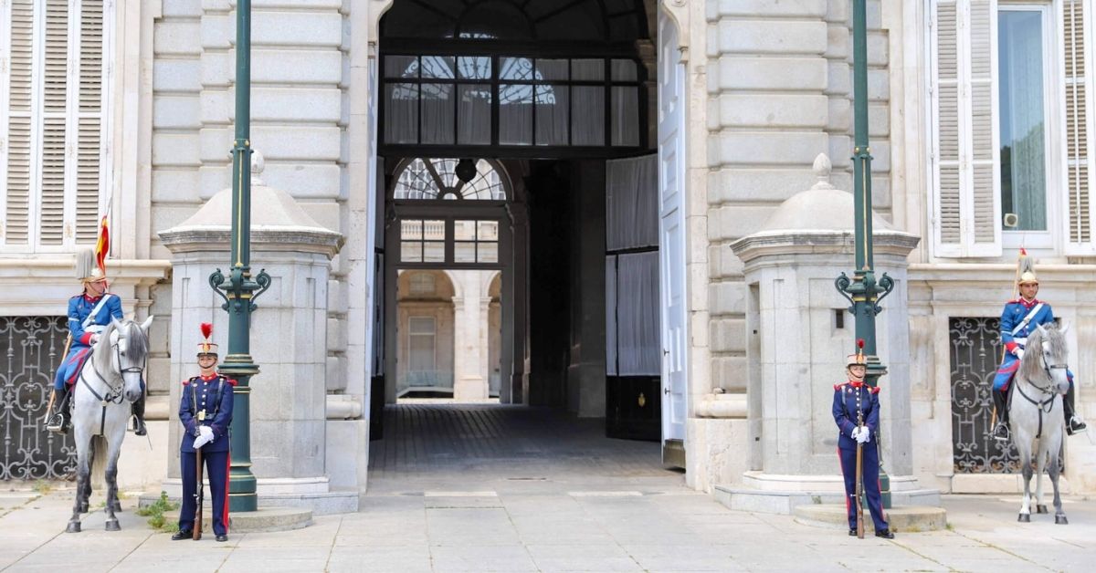 Vakter på hest foran Kongelige Slott Madrid.