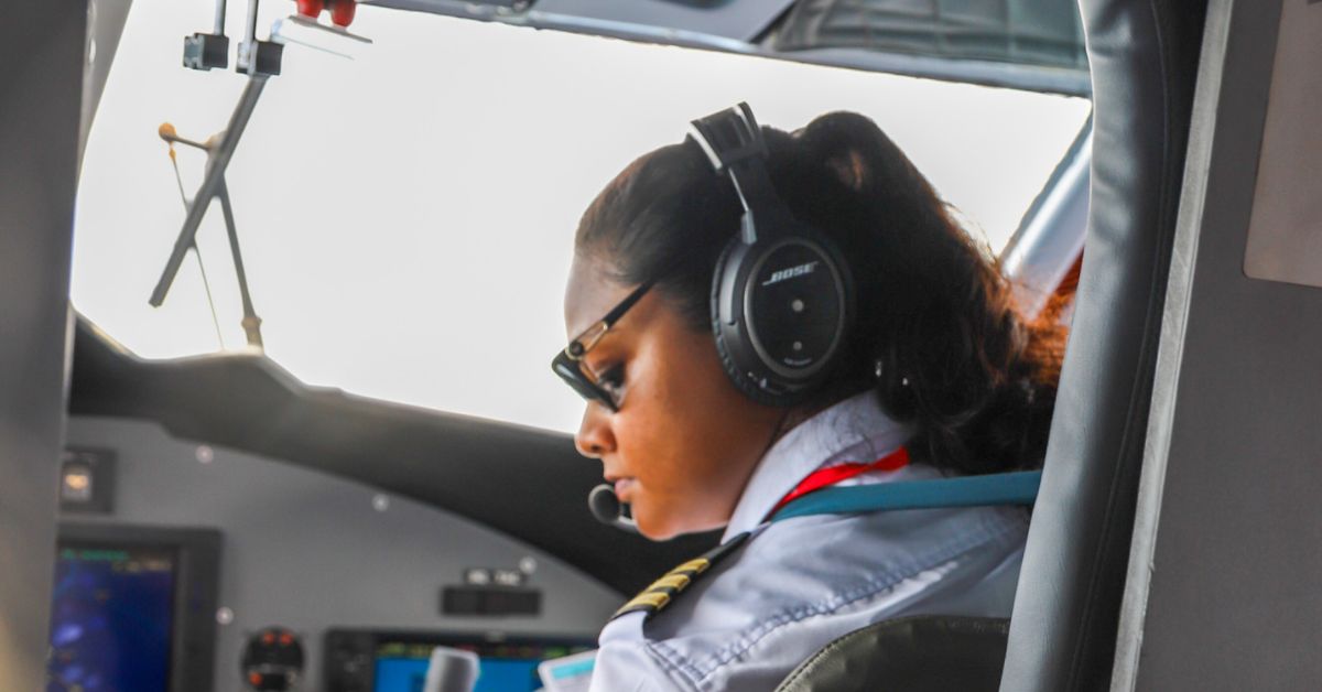 Kvinnelig pilot i cockpit