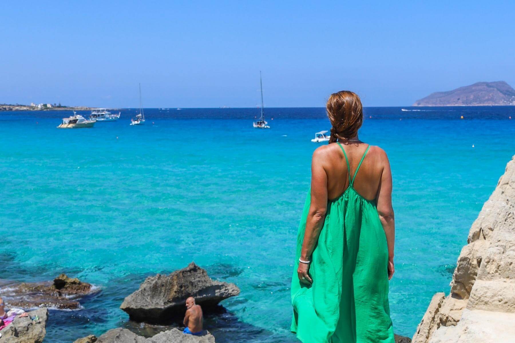 Favignana i Egadi&oslash;yene utenfor Sicilia med turkist hav og klipper &ndash; utsikt mot det krystallklare Middelhavet