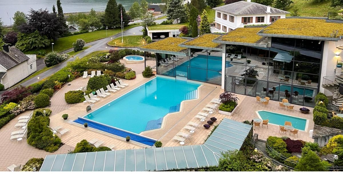 Utsikt fra balkongen på Alexandra Hotell i Loen over hotellets basseng.